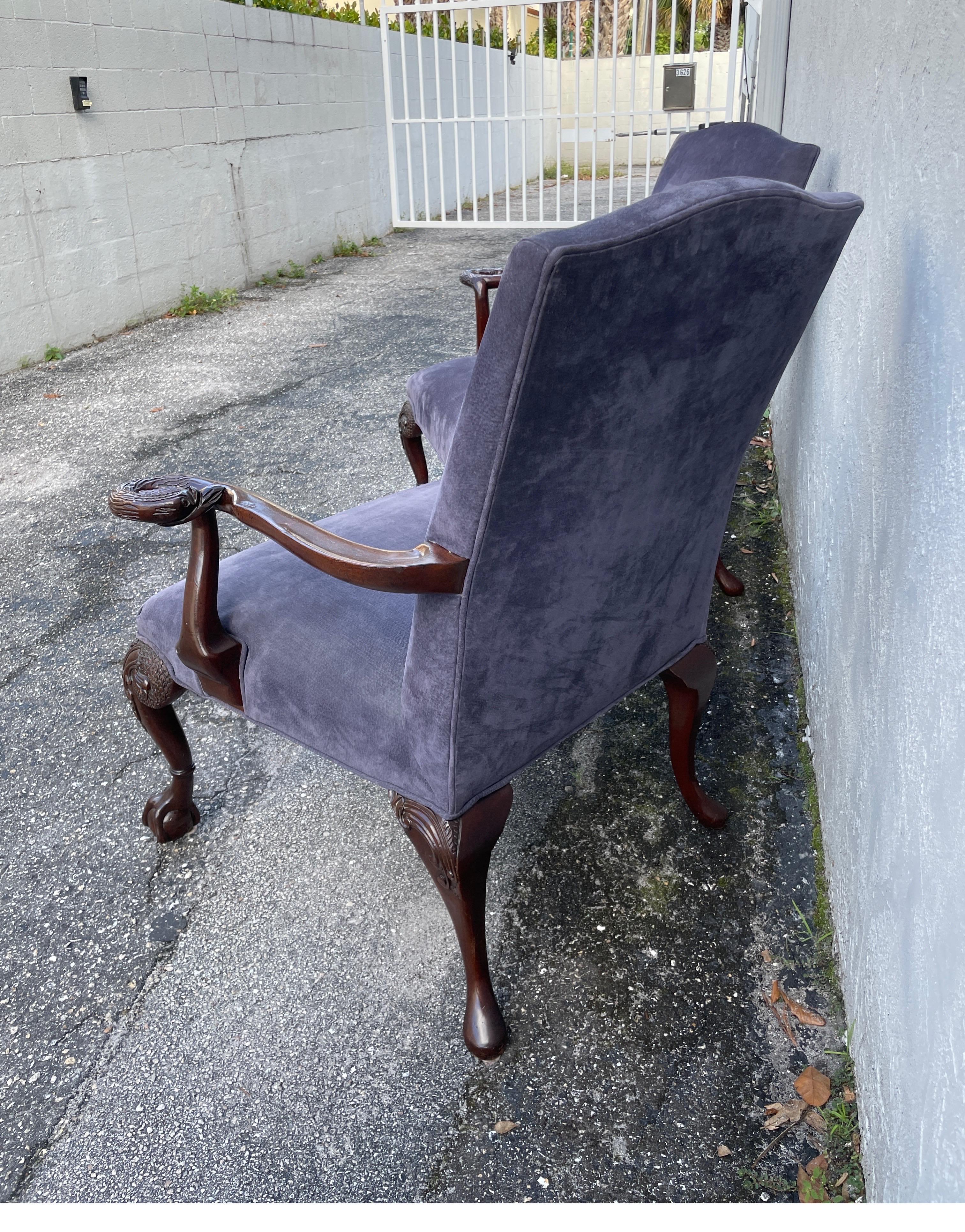 Coppia di grandi poltrone in stile neoclassico con braccioli intagliati a testa di cigno In condizioni buone in vendita a West Palm Beach, FL