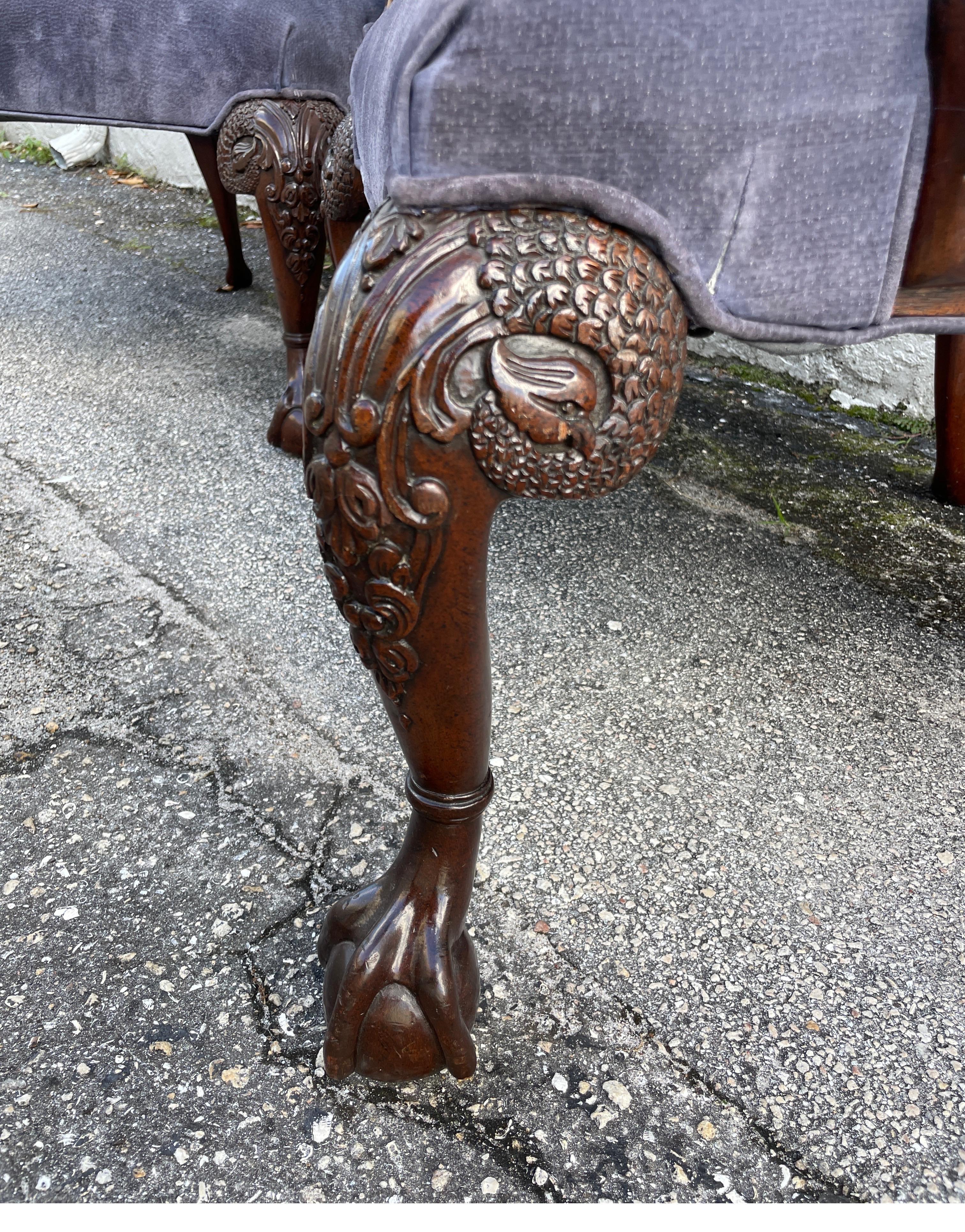 Paire de grands fauteuils de style néoclassique avec bras en forme de tête de cygne sculptés  en vente 1