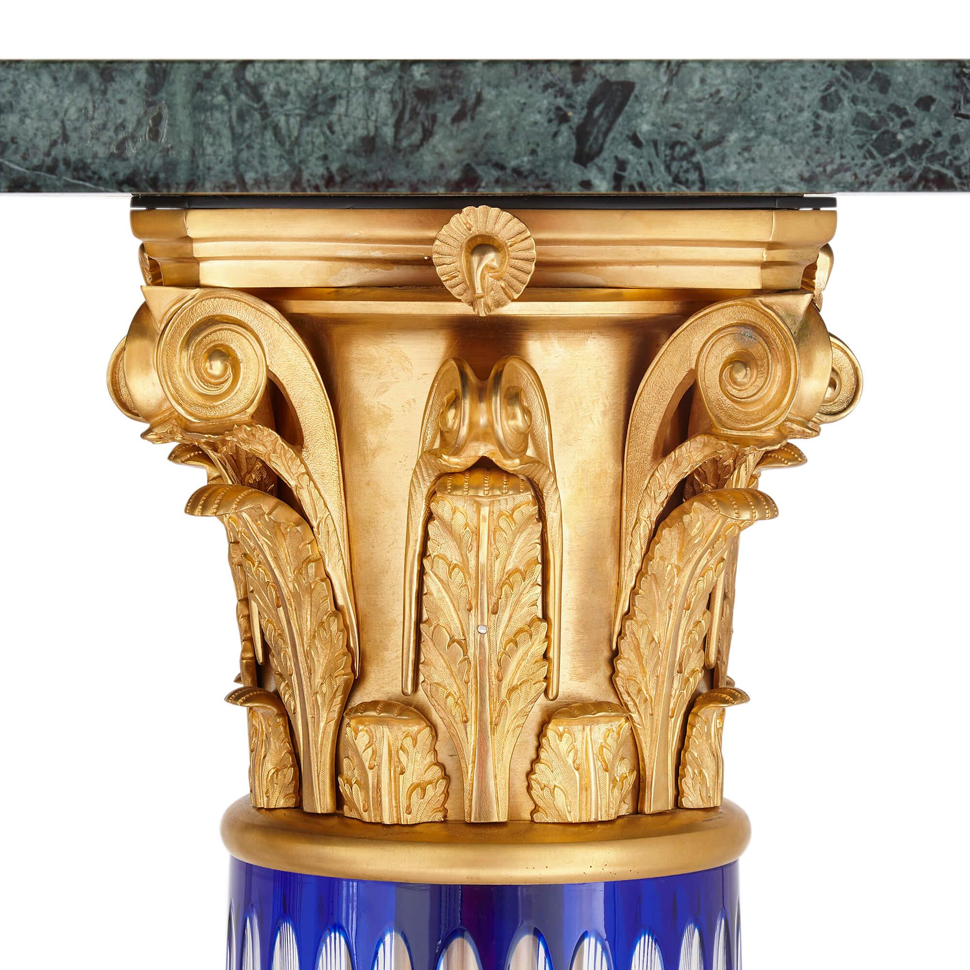 Néoclassique Paire de grands piédestaux de style néoclassique en verre, marbre et bronze doré en vente