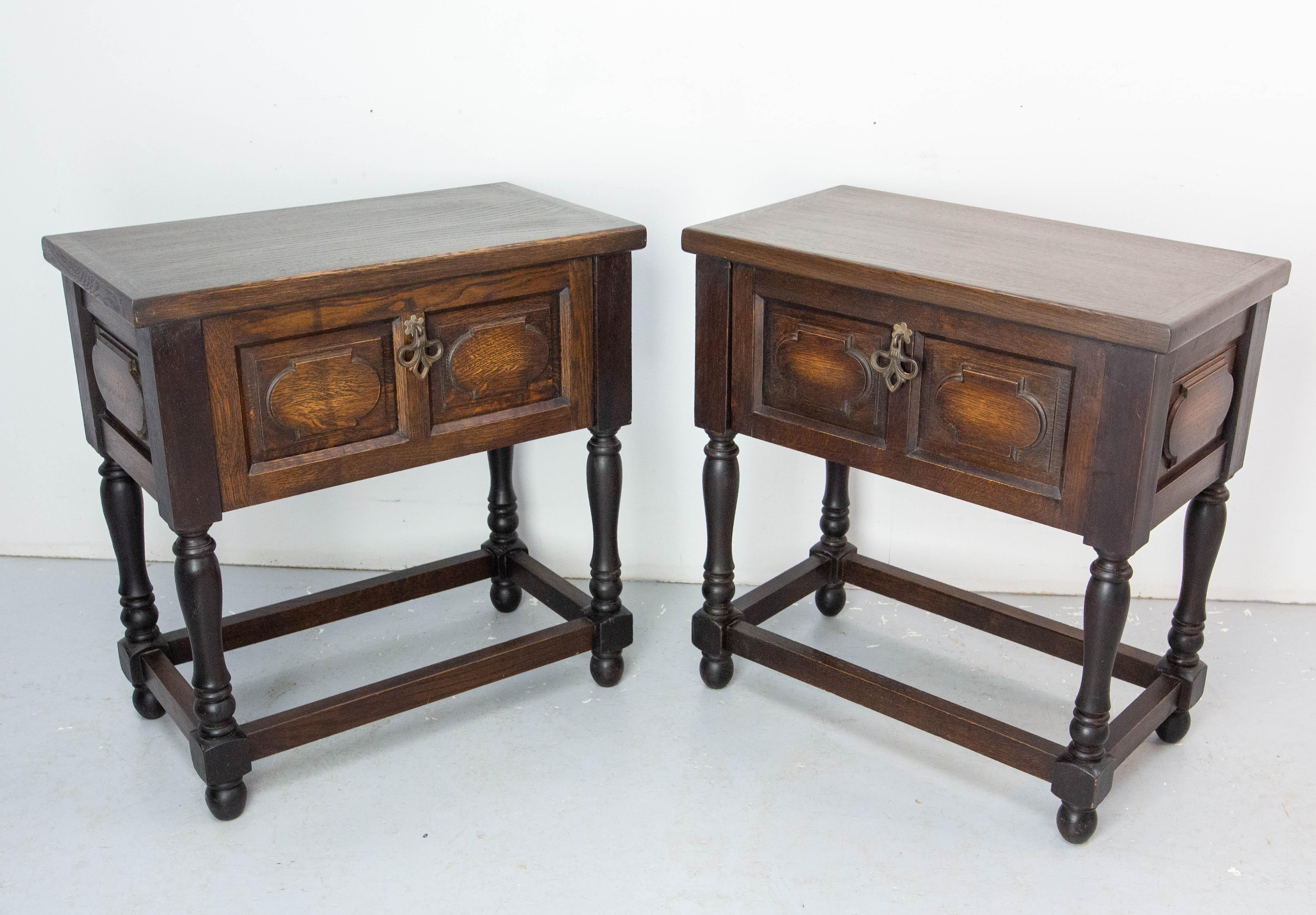 Meuble de chevet table de nuit des années 1970 fabriqué en France dans le style espagnol.
Bois de châtaignier et poignée en fer forgé.
Les armoires sont fermées par un volet en bois maintenu en position fermée par un aimant et en position ouverte