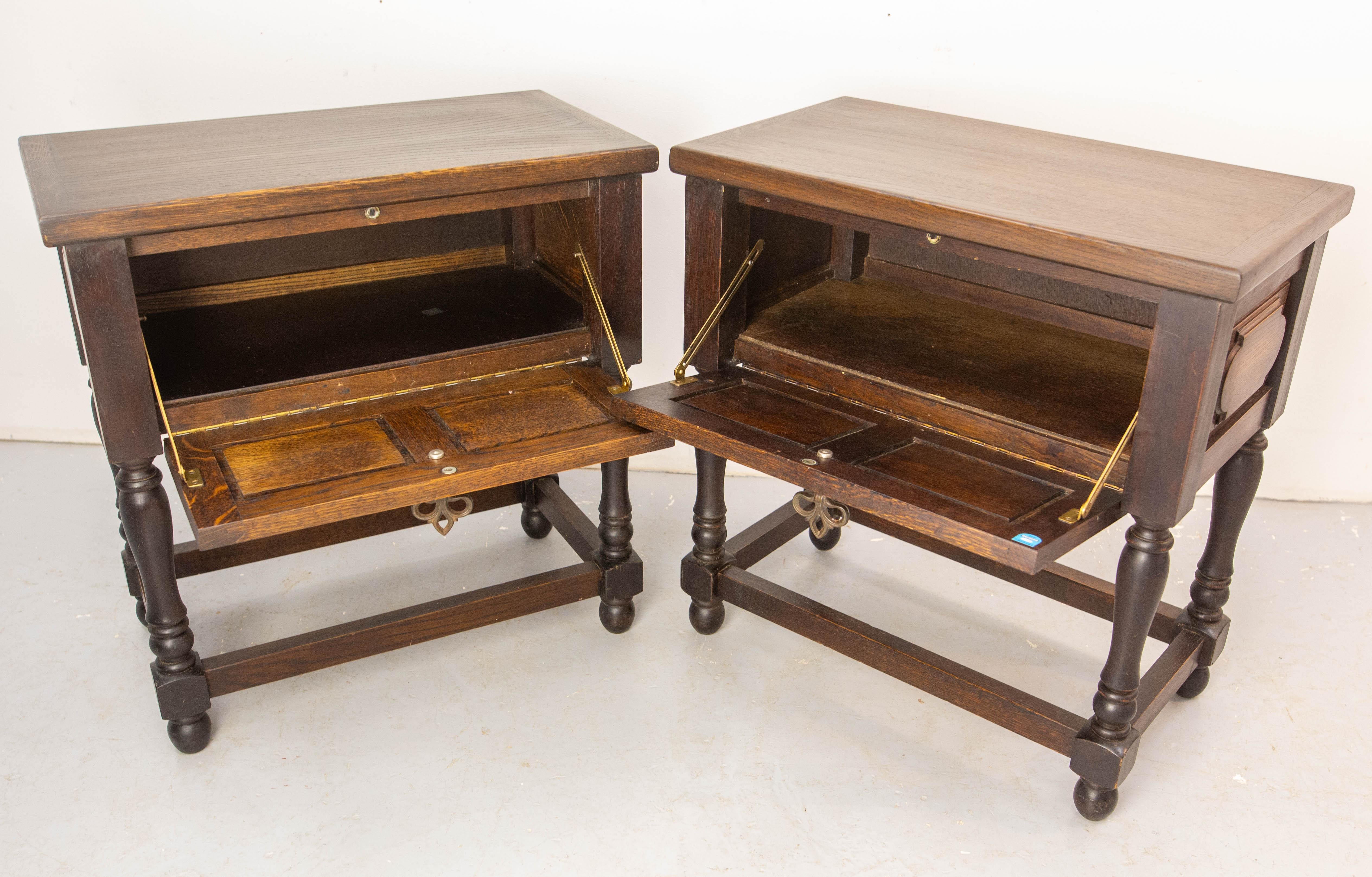 Mid-Century Modern Paire de grandes tables de nuit Tables de chevet Châtaignier Style espagnol c. 1970 en vente