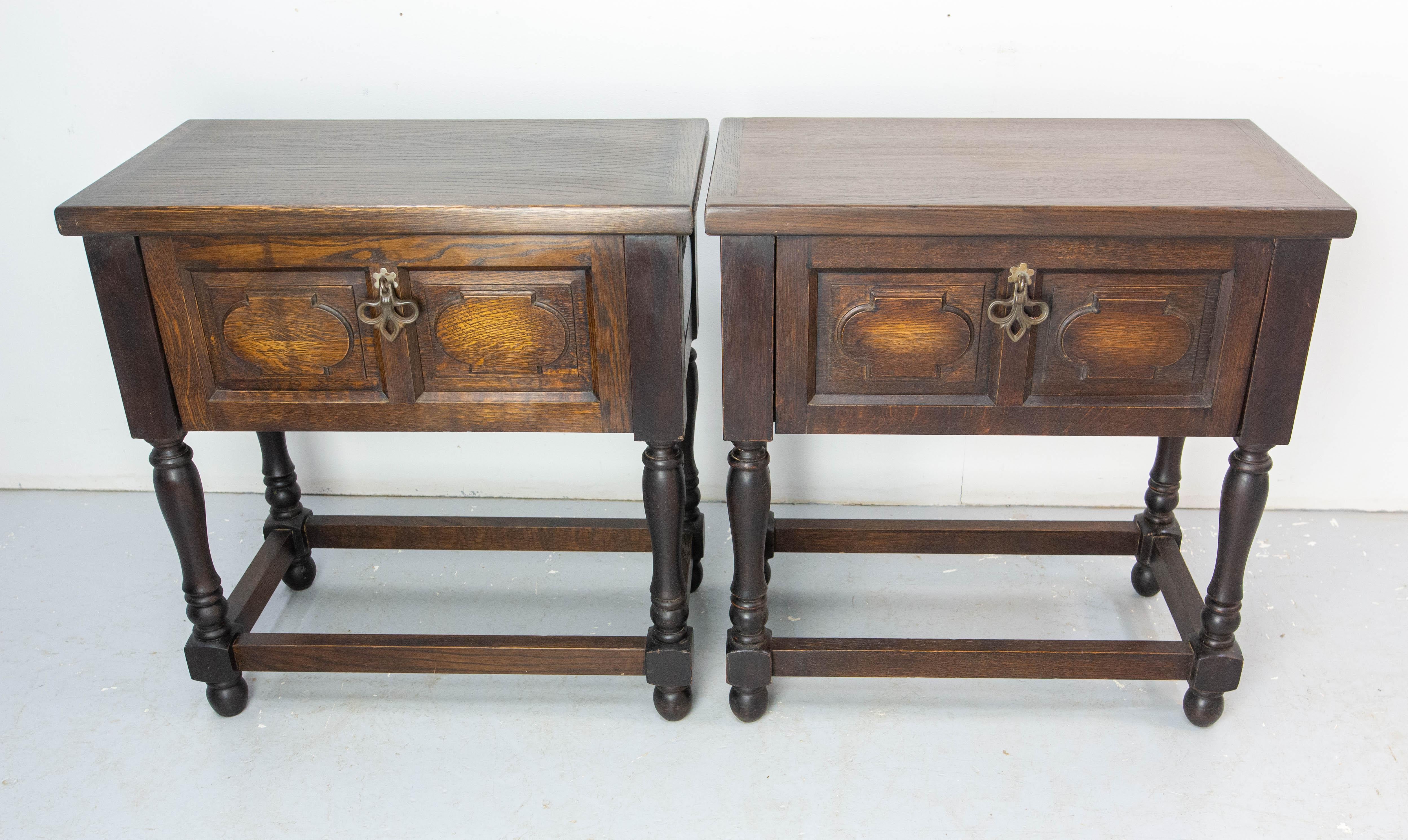 Français Paire de grandes tables de nuit Tables de chevet Châtaignier Style espagnol c. 1970 en vente