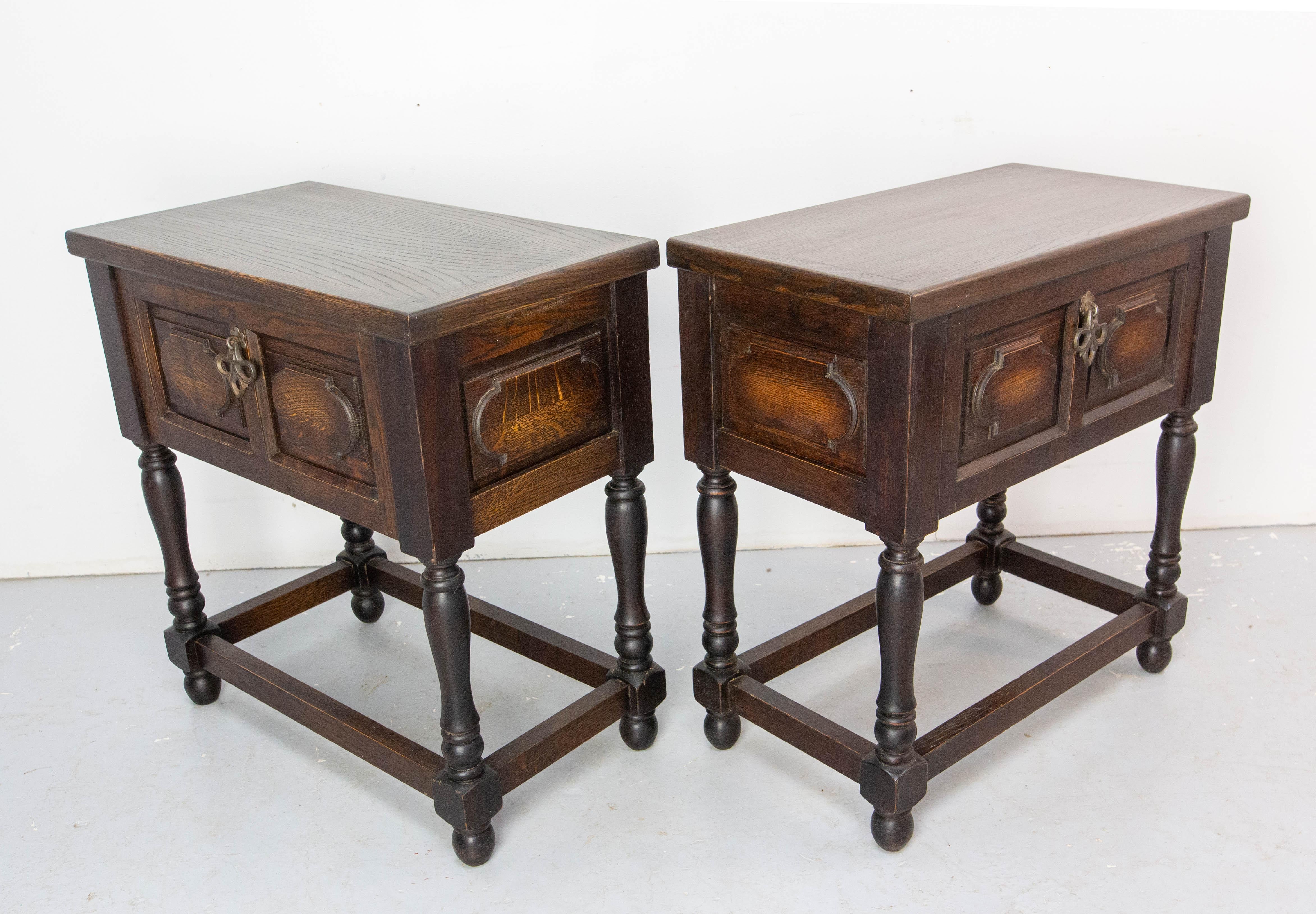 Paire de grandes tables de nuit Tables de chevet Châtaignier Style espagnol c. 1970 Bon état - En vente à Labrit, Landes