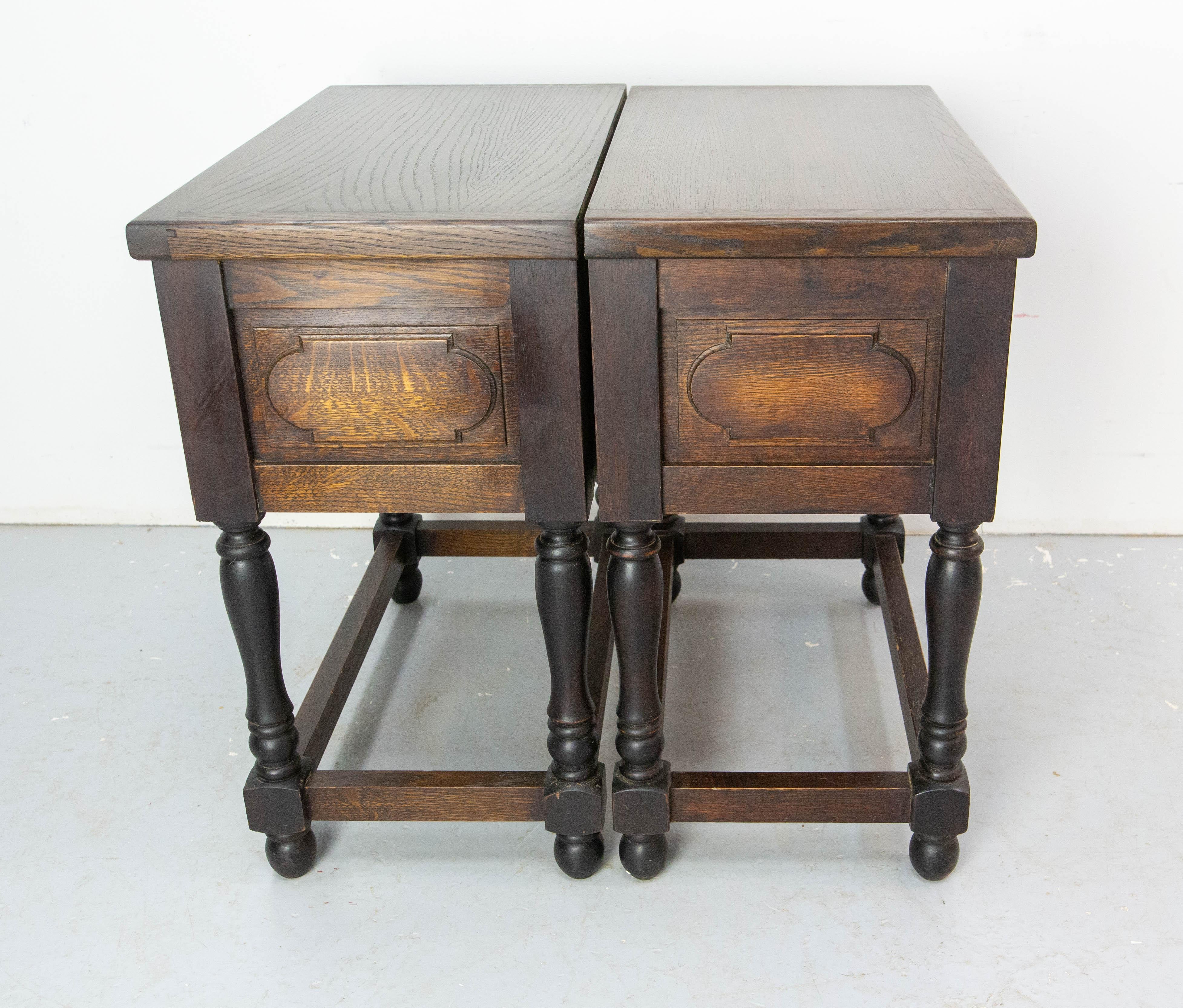 20ième siècle Paire de grandes tables de nuit Tables de chevet Châtaignier Style espagnol c. 1970 en vente