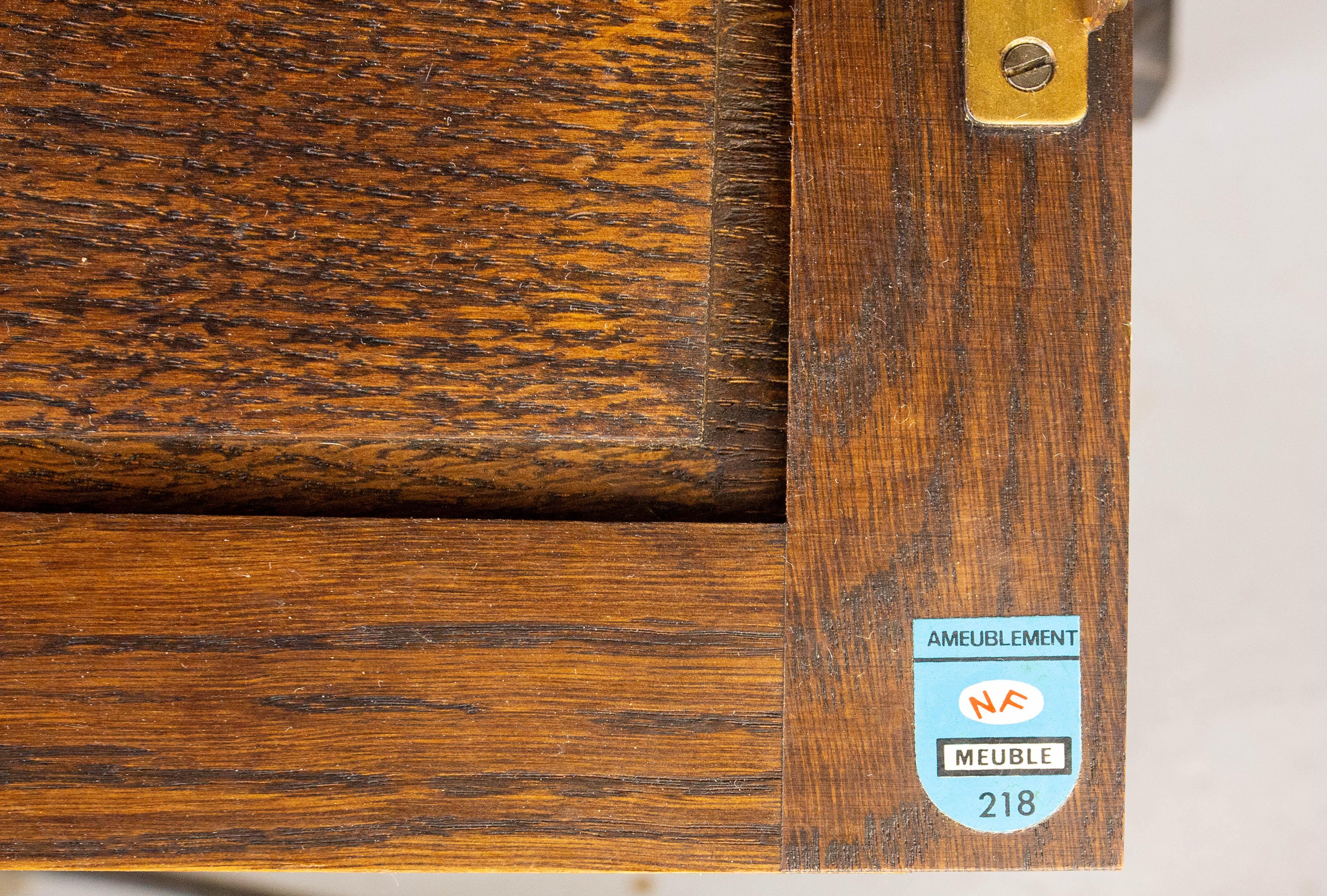 Paire de grandes tables de nuit Tables de chevet Châtaignier Style espagnol c. 1970 en vente 1