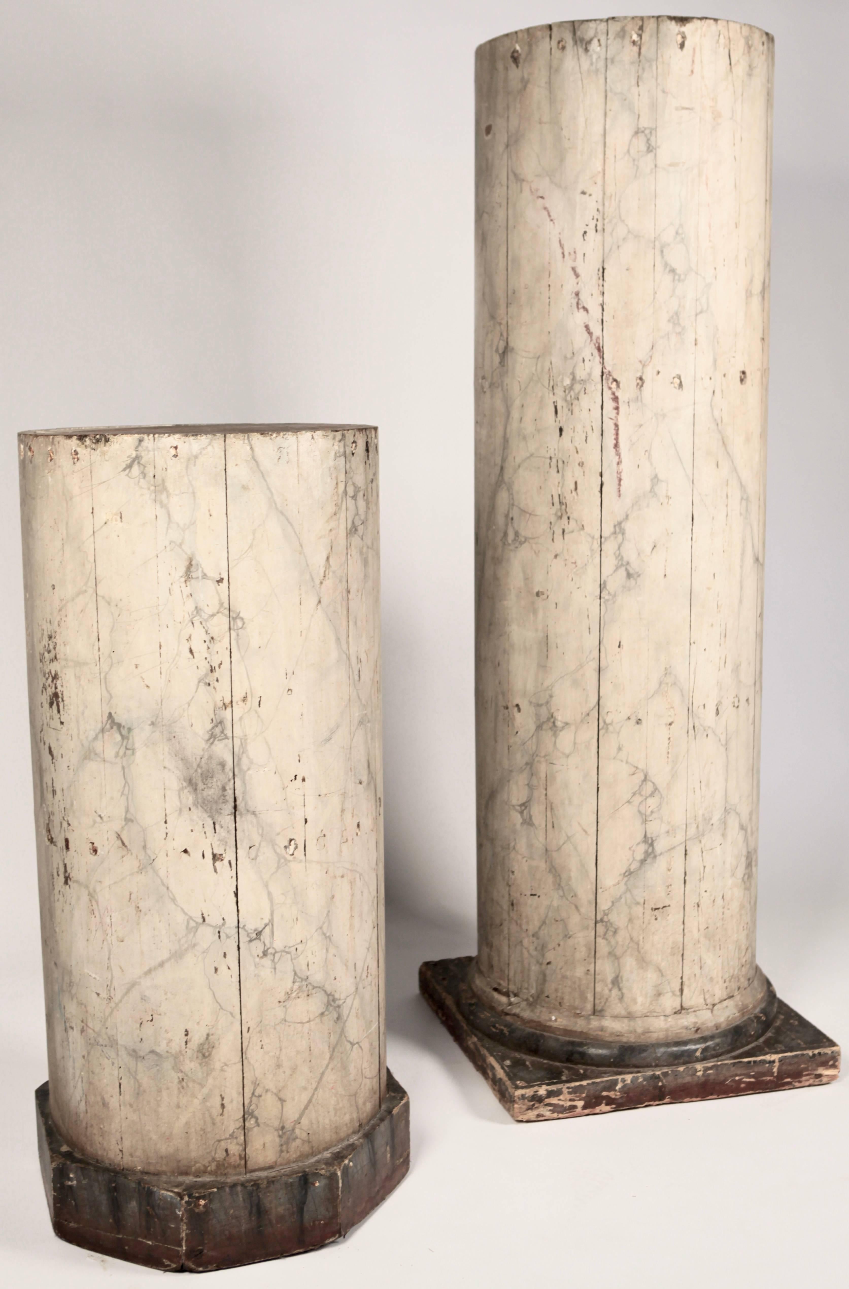 Romain classique Paire de grandes colonnes en bois marbré d'Italie du Nord du 19ème siècle