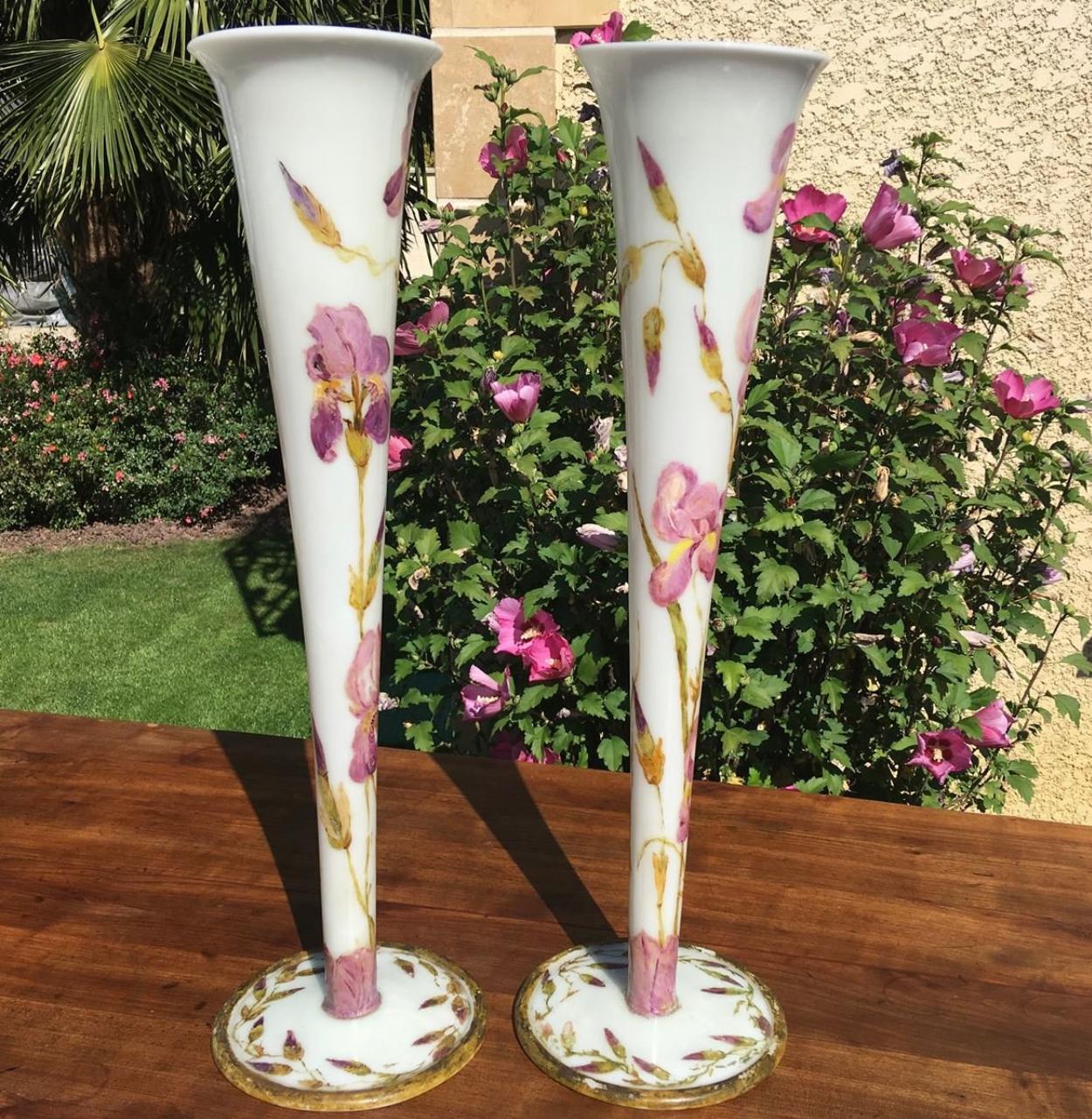 Paire de grands vases en opaline décorés d'iris, 20ème siècle en vente 4
