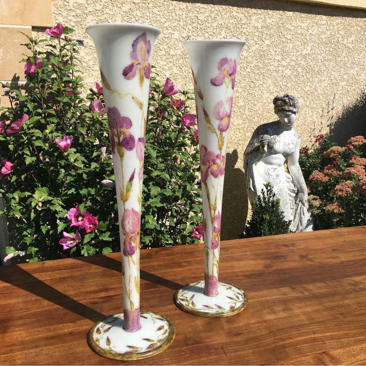 Paire de grands vases en opaline décorés d'iris, 20ème siècle en vente 8