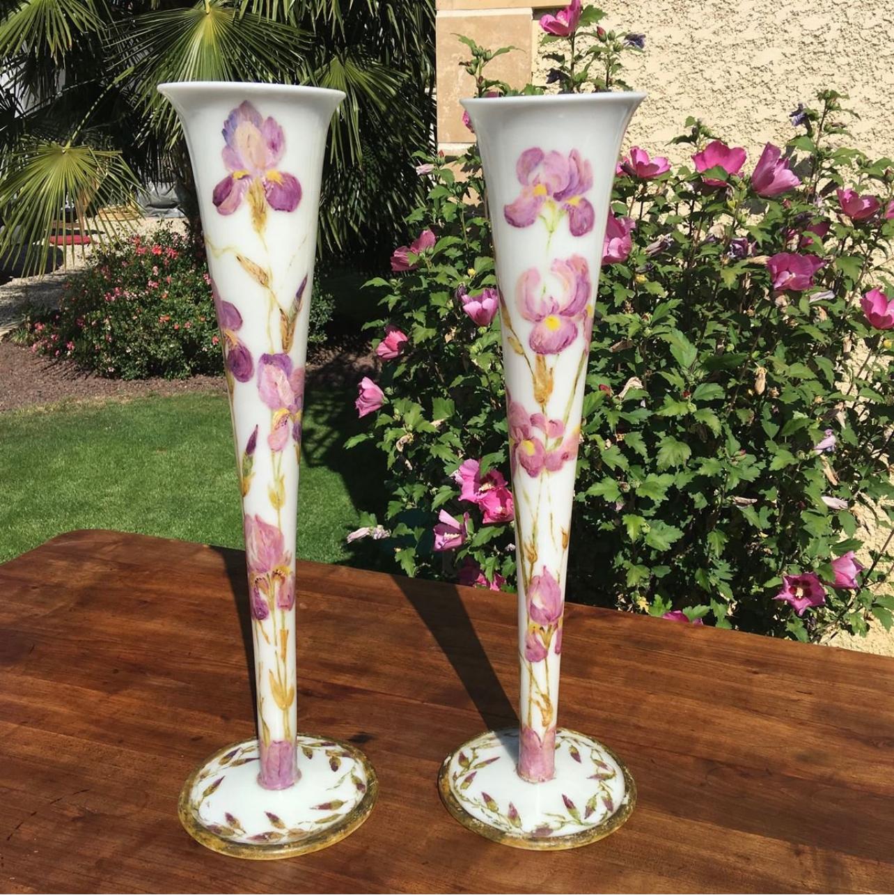 Paire de grands vases en opaline décorés d'iris, 20ème siècle en vente 10