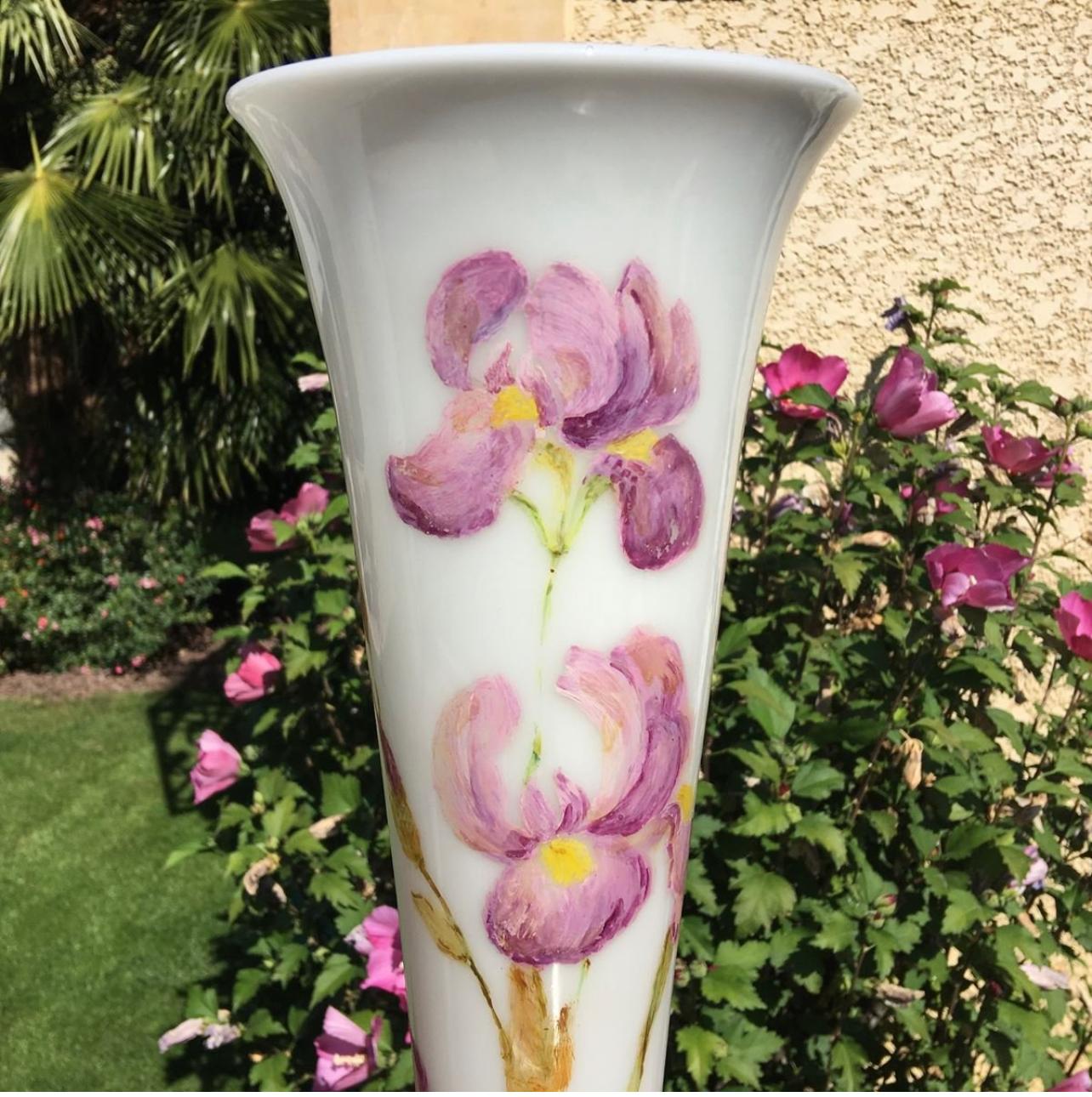 Belle paire de grands vases en opaline décorés d'Iris. En forme de tulipe. Des couleurs magnifiques et vives. Éléments très décoratifs.
Parfait état.