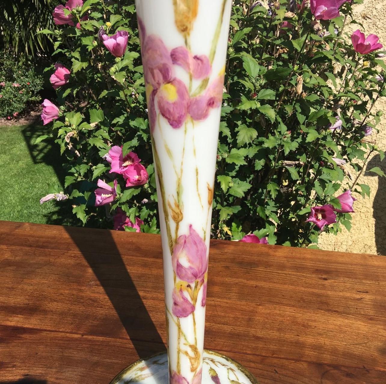 Français Paire de grands vases en opaline décorés d'iris, 20ème siècle en vente