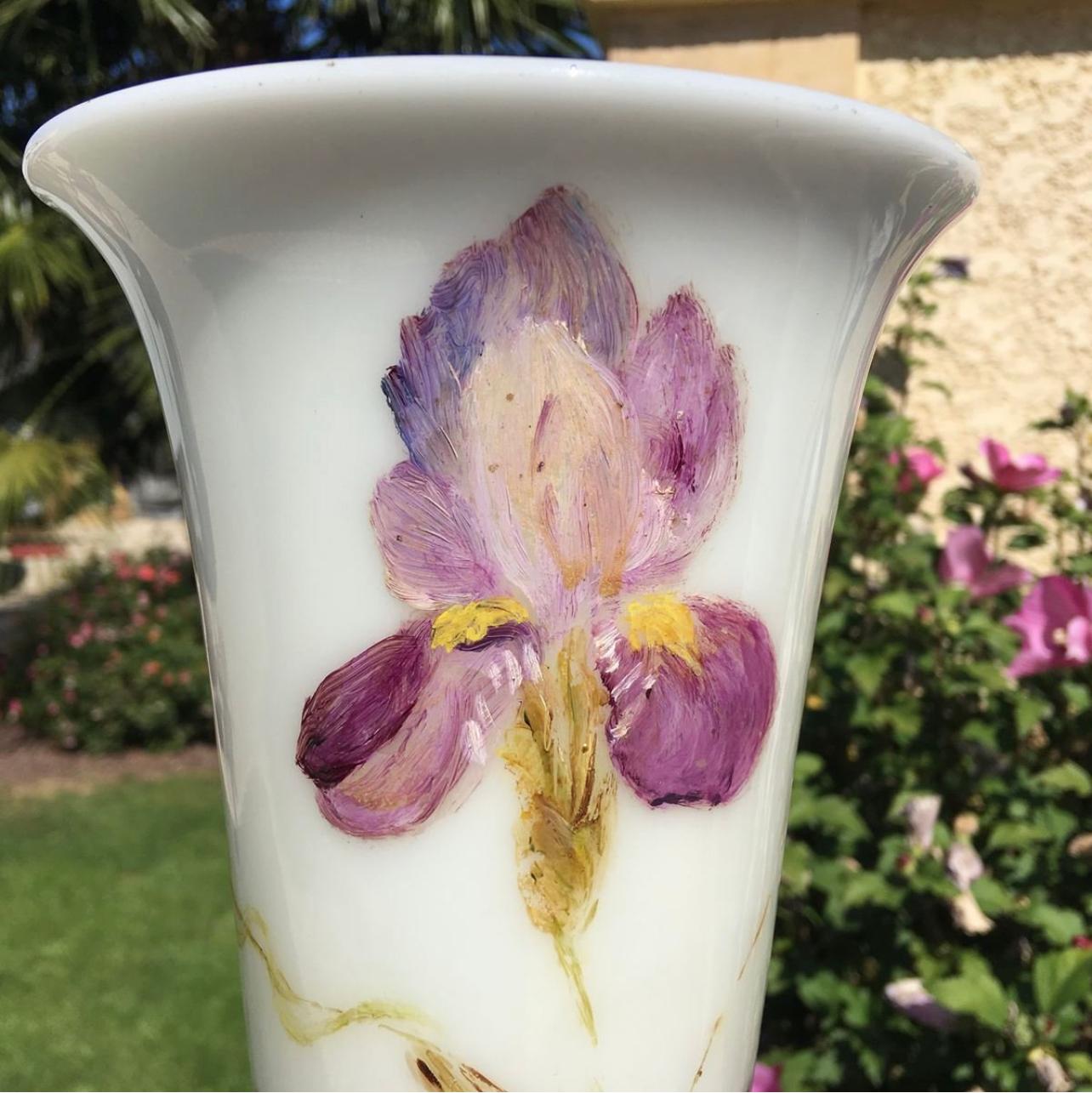 Paire de grands vases en opaline décorés d'iris, 20ème siècle Excellent état - En vente à Beaune, FR
