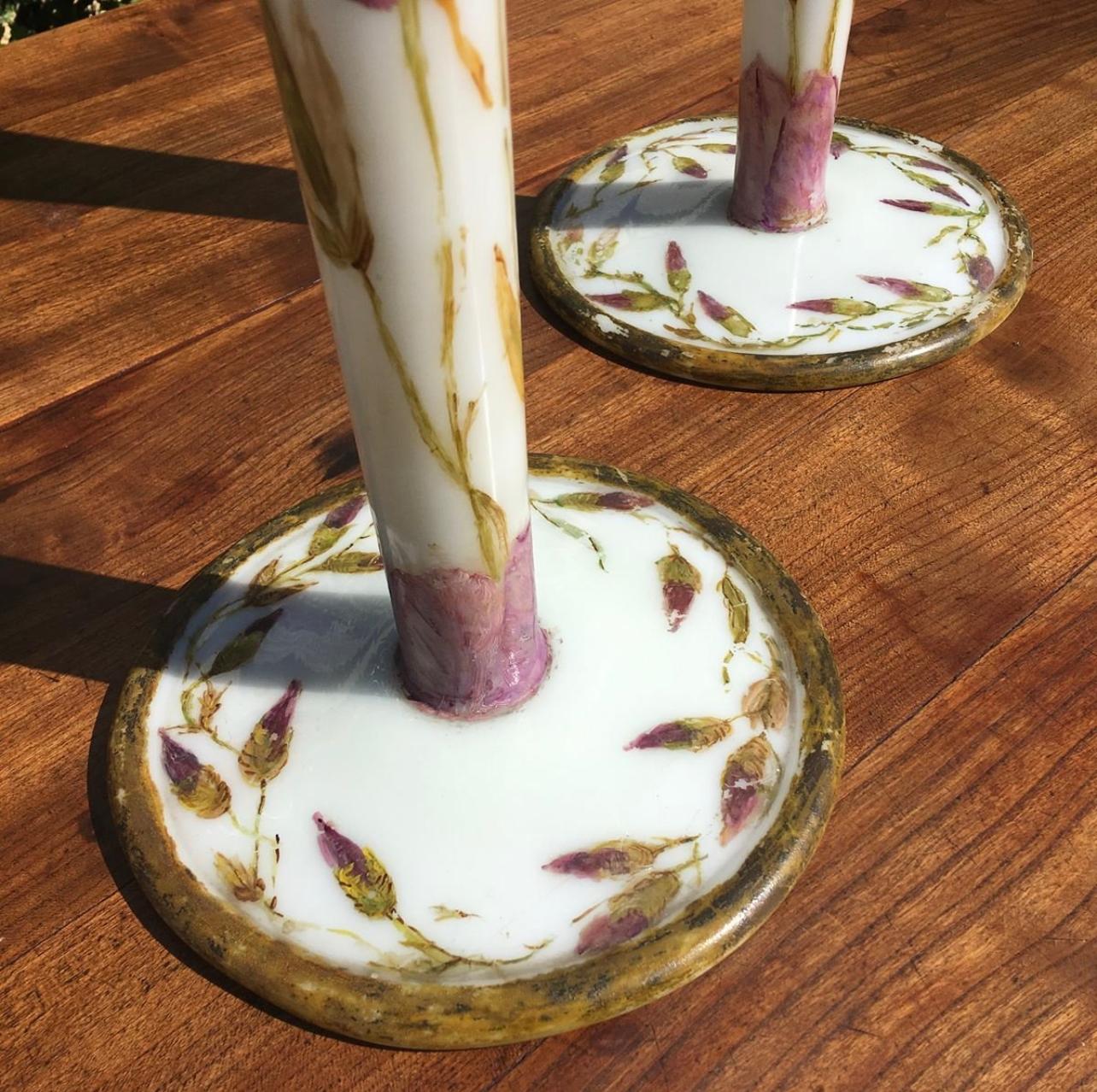 Verre opalin Paire de grands vases en opaline décorés d'iris, 20ème siècle en vente