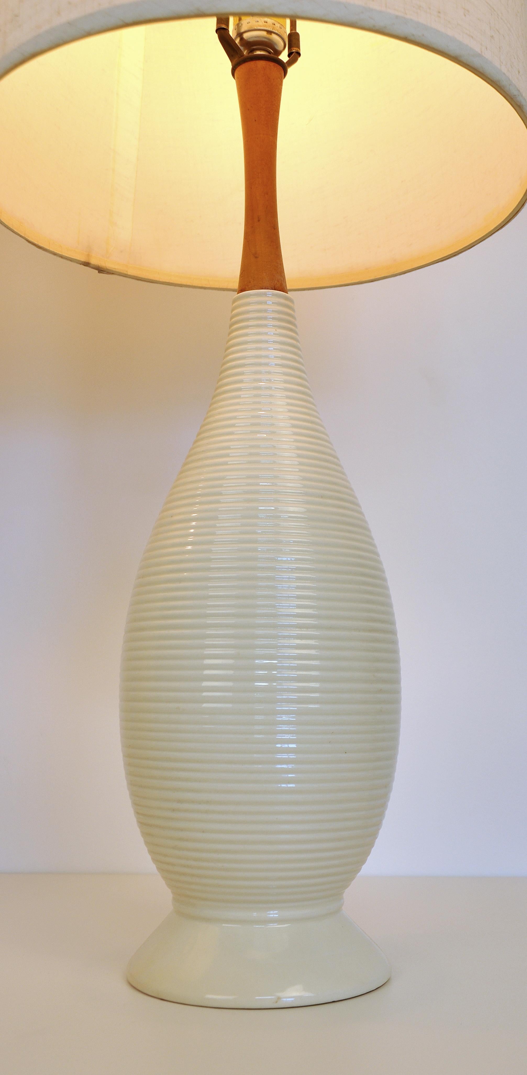 Pair of Mid-Century Modern White Beehive Lamps In Good Condition In Miami, FL