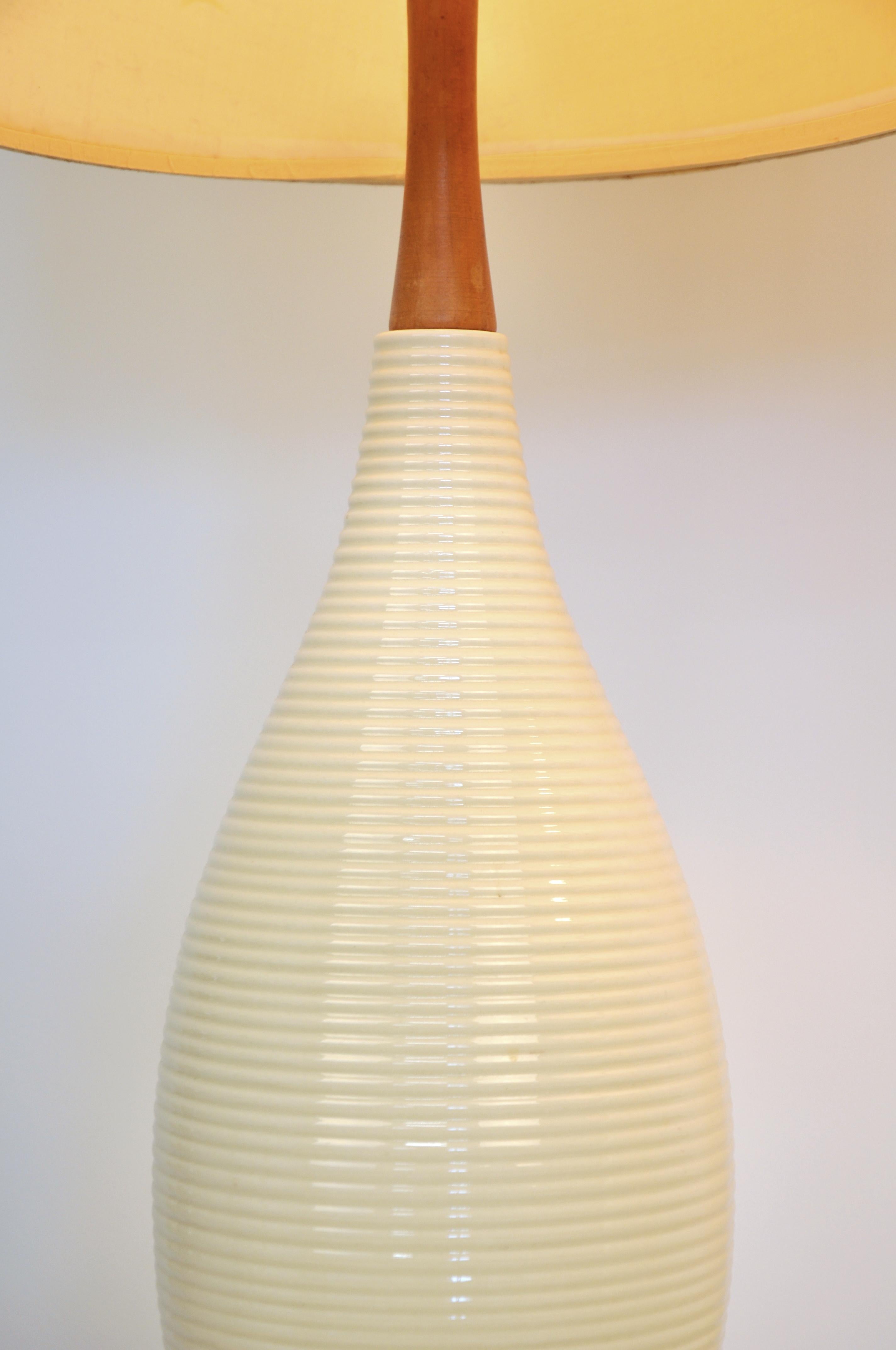 Mid-20th Century Pair of Mid-Century Modern White Beehive Lamps
