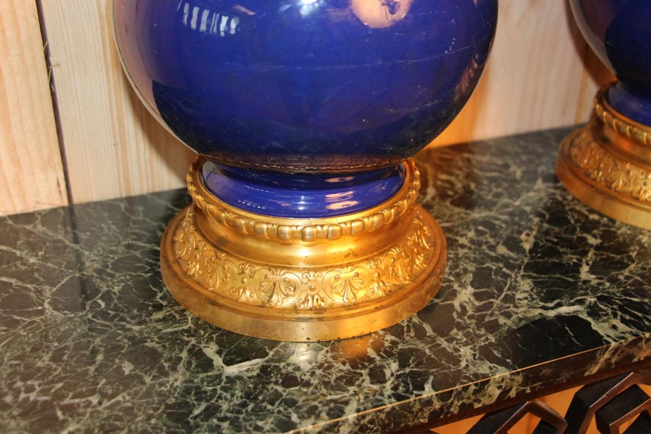 Large pair of oil lamps 19th blue earthenware and gilded bronze wear to the gilding in very good condition 73 cm high with the glasses, 53 cm just the foot.