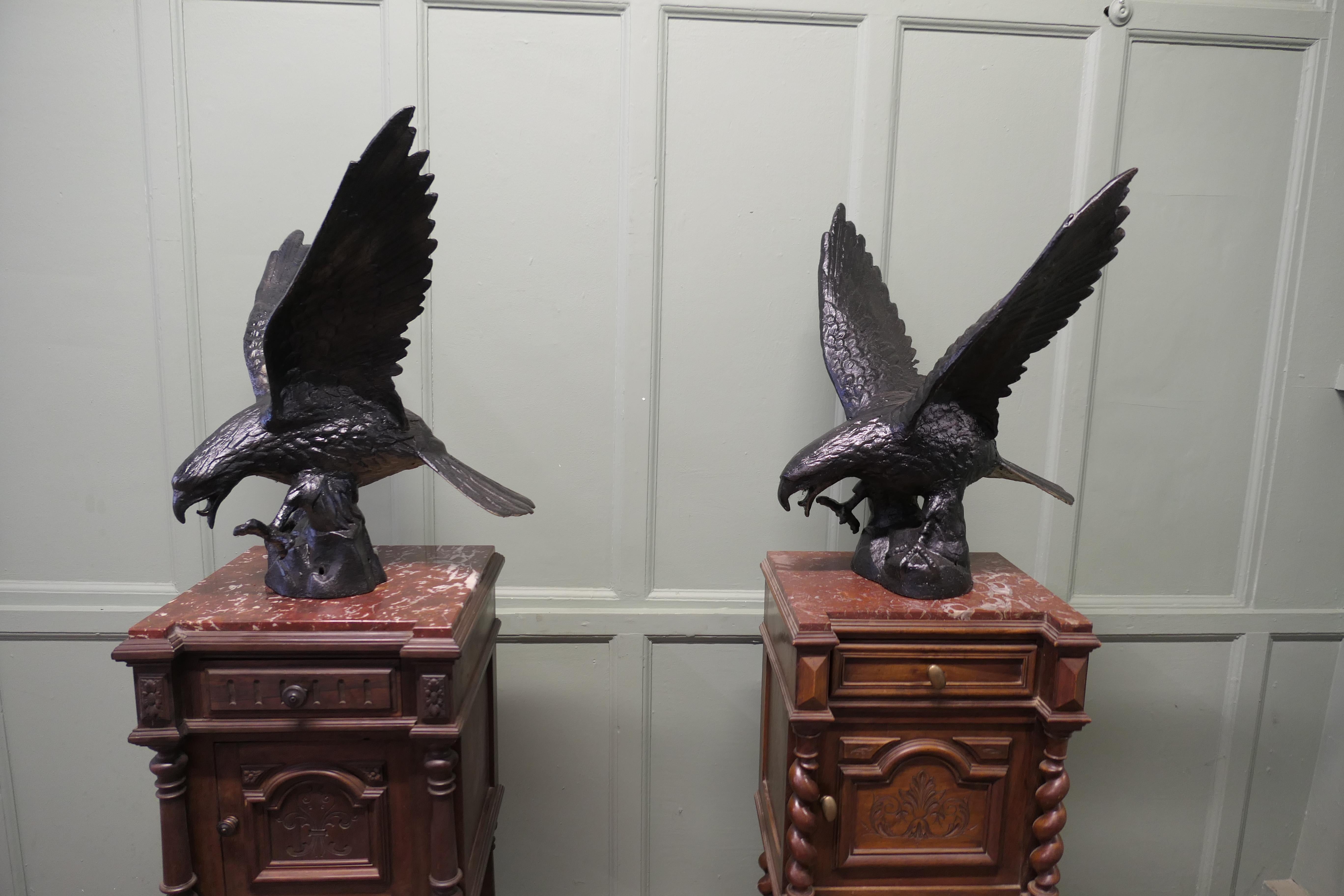 Pair of Large Old Iron Eagle Statues or Pillar Caps In Good Condition For Sale In Godshill, Isle of Wight