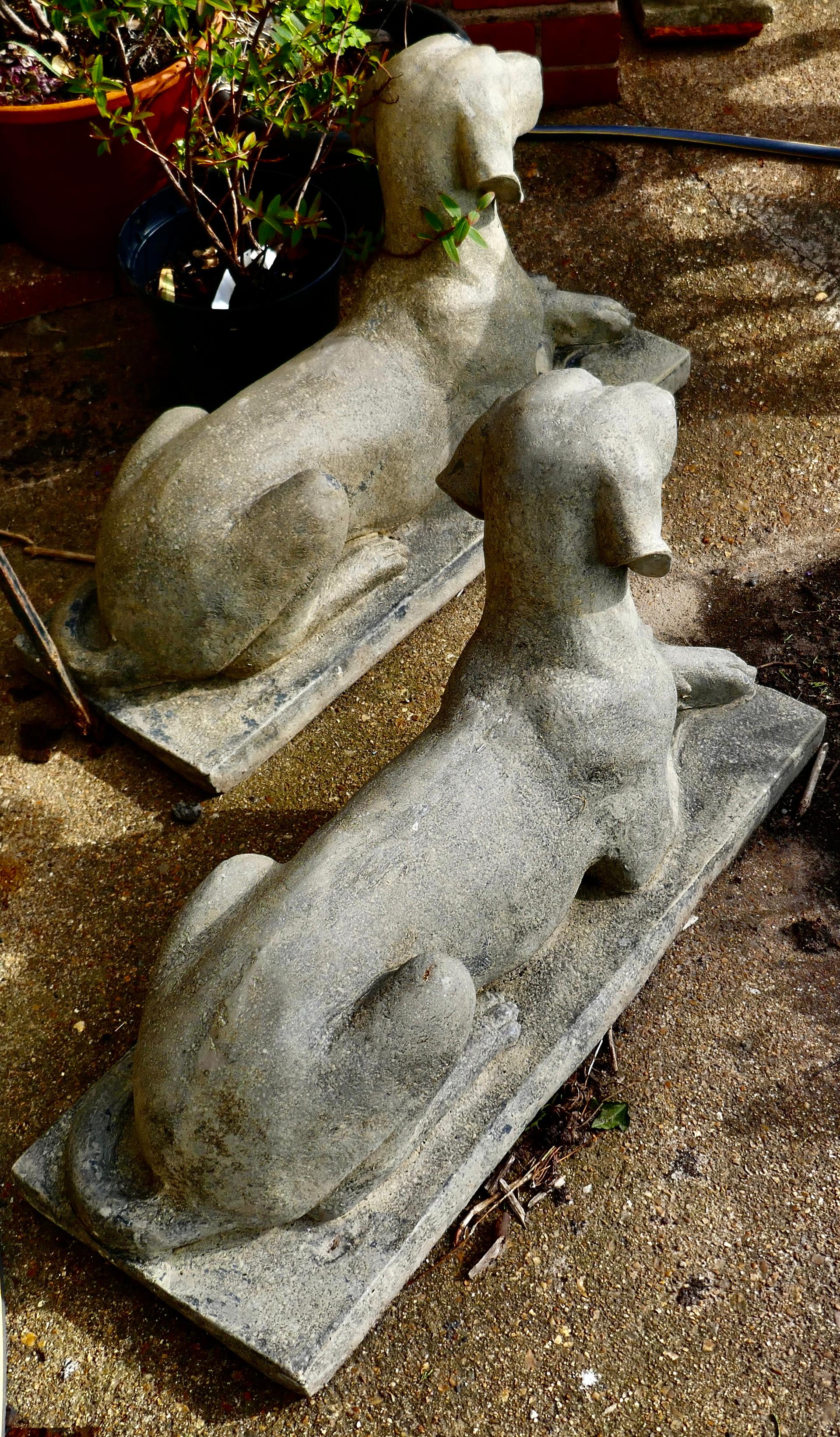 Pair of Large Old Weathered Labradors Statues In Good Condition In Chillerton, Isle of Wight