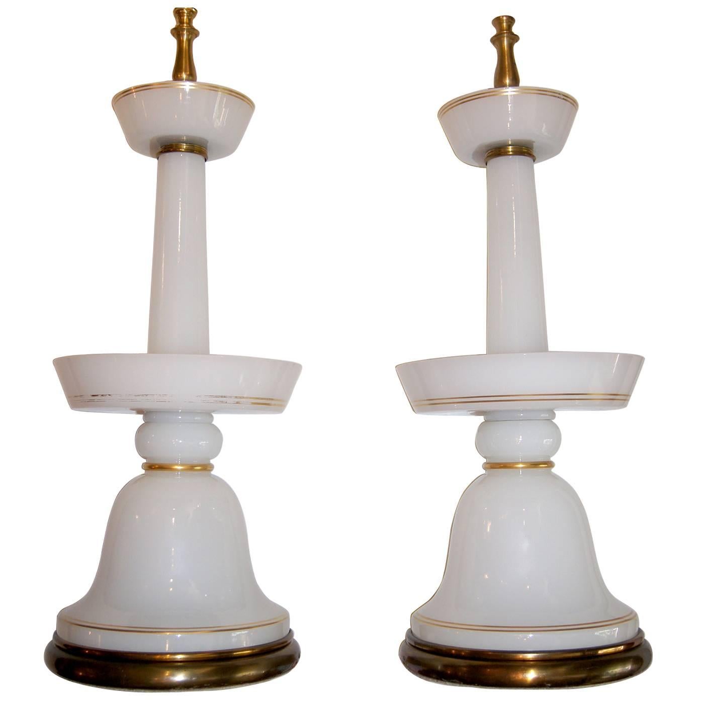 Une paire de lampes françaises en verre opalin avec des détails dorés, datant des années 1940.

Mesures :
Hauteur du corps : 20 ?
Hauteur jusqu'au support de l'abat-jour : 32 pouces.