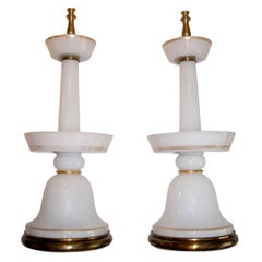 Paire de grandes lampes en verre opalin