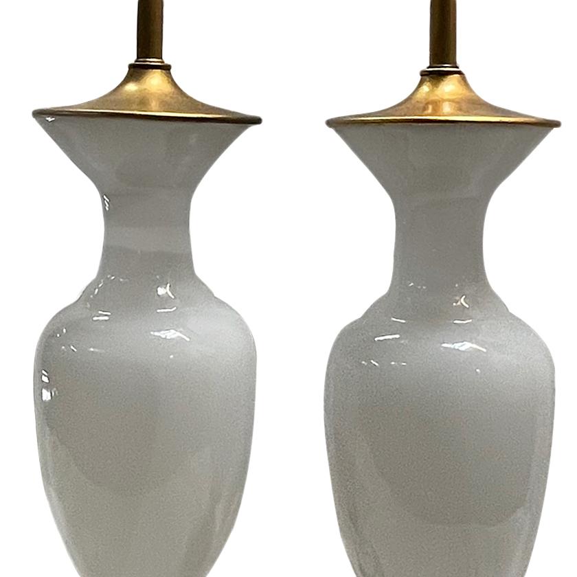 Paire de lampes de table en verre opalin, datant d'environ 1900, avec base en bronze doré.

Mesures :
Diamètre de la base : 8