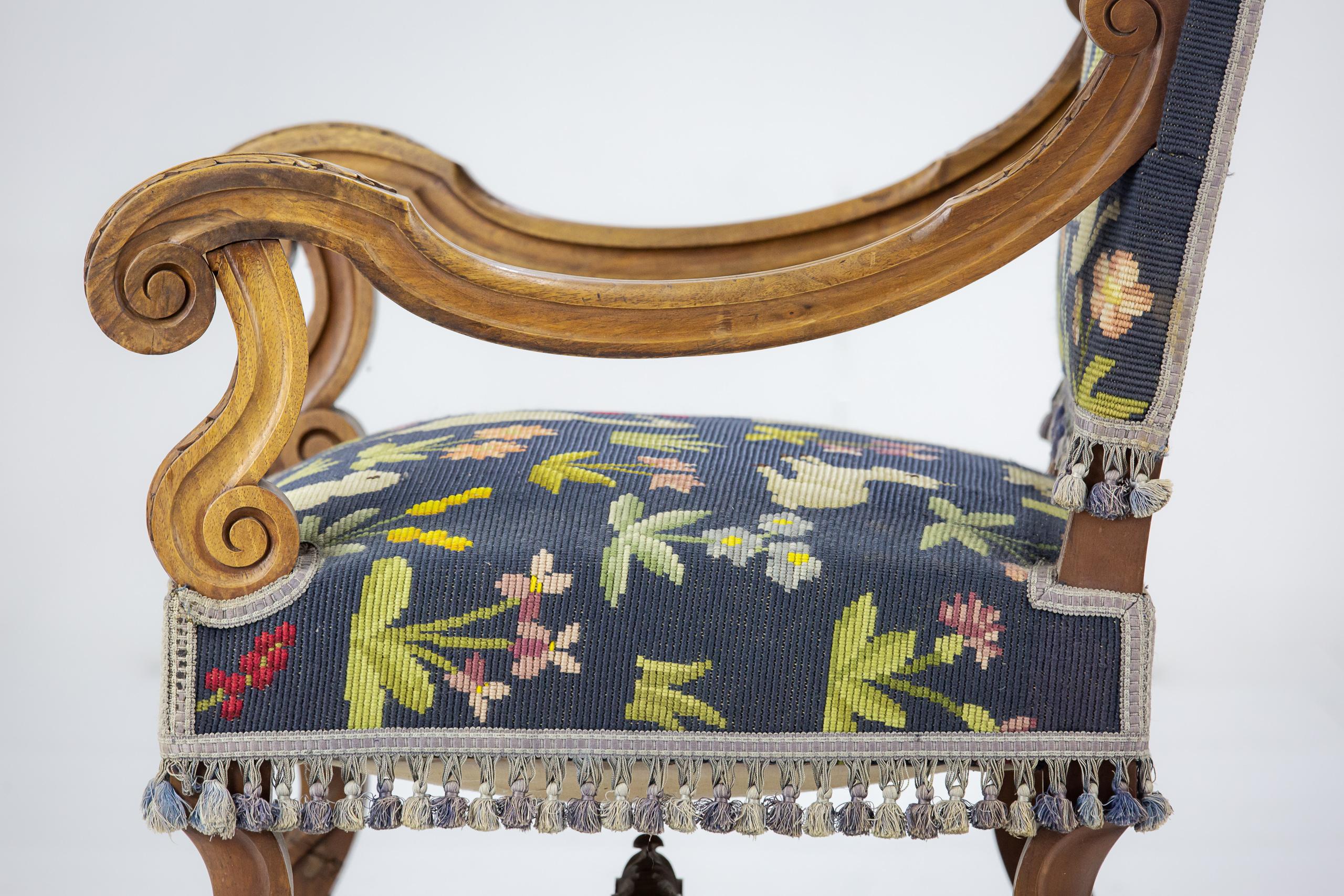 Paire de grands fauteuils ouverts avec tapisserie primitive originale à l'aiguille 8