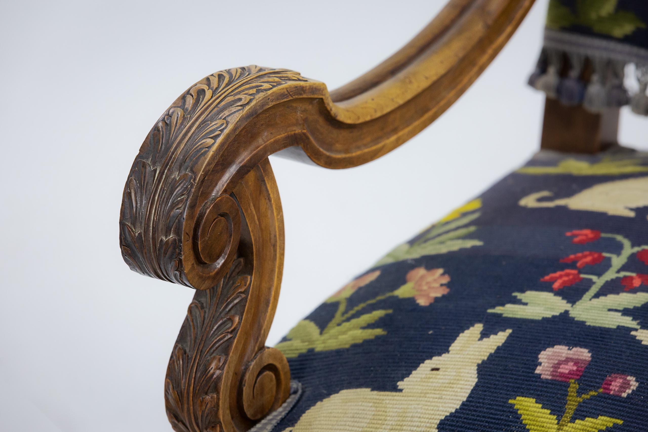 20ième siècle Paire de grands fauteuils ouverts avec tapisserie primitive originale à l'aiguille