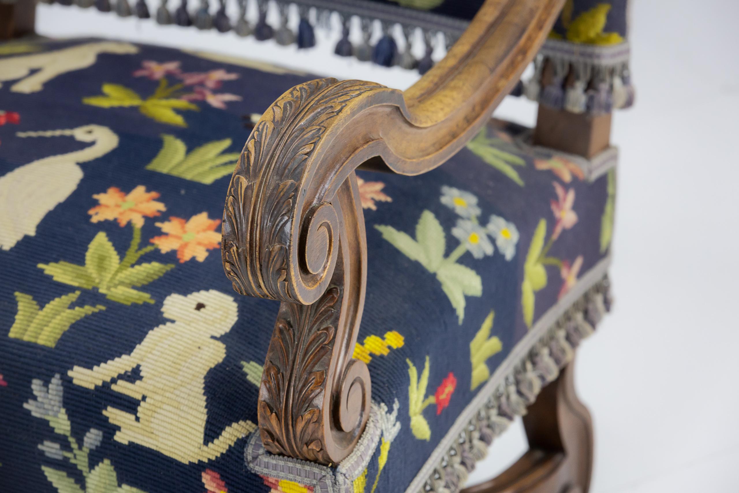 Bois Paire de grands fauteuils ouverts avec tapisserie primitive originale à l'aiguille