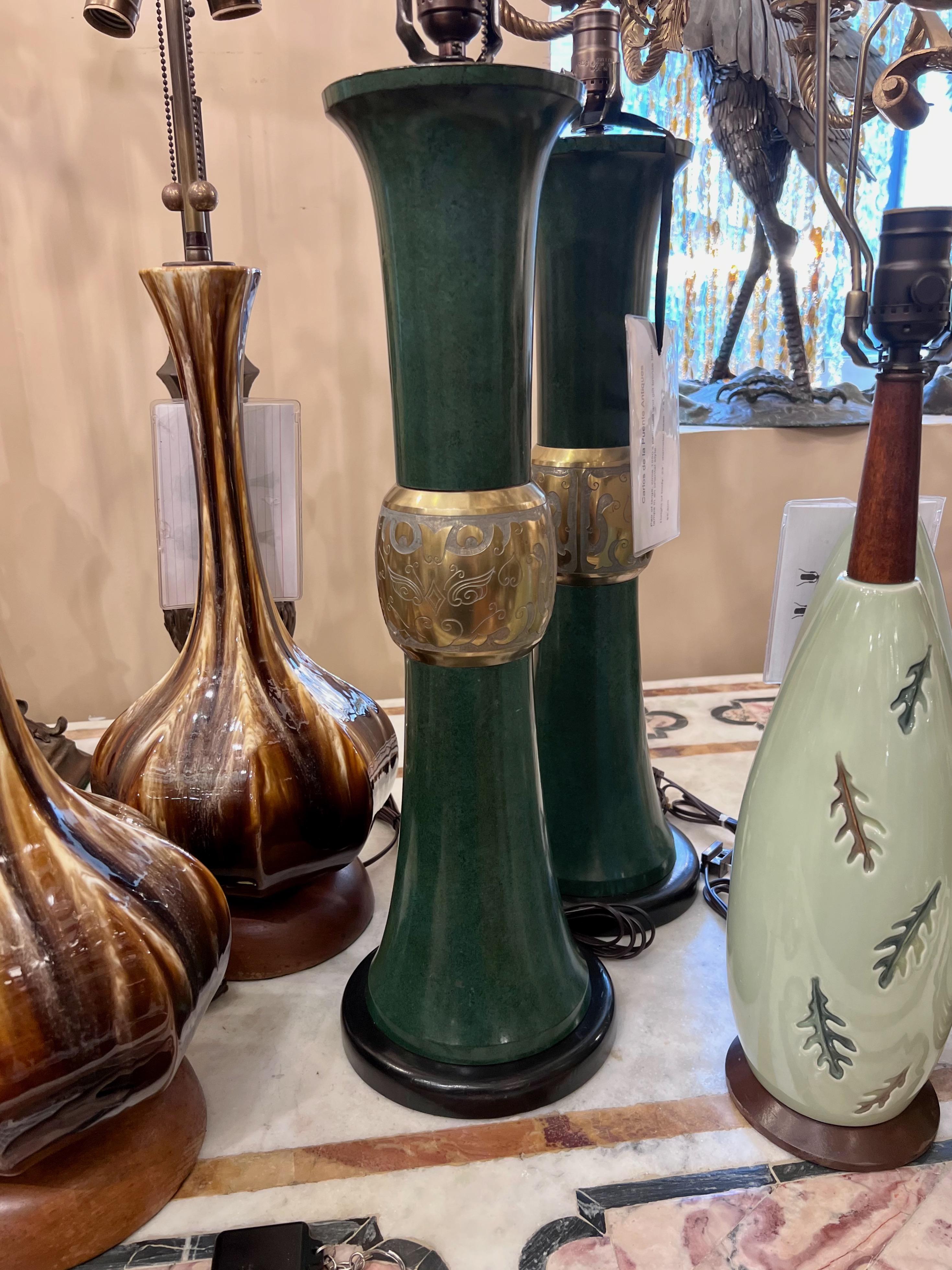 Milieu du XXe siècle Paire de grandes lampes de table de style oriental en vente