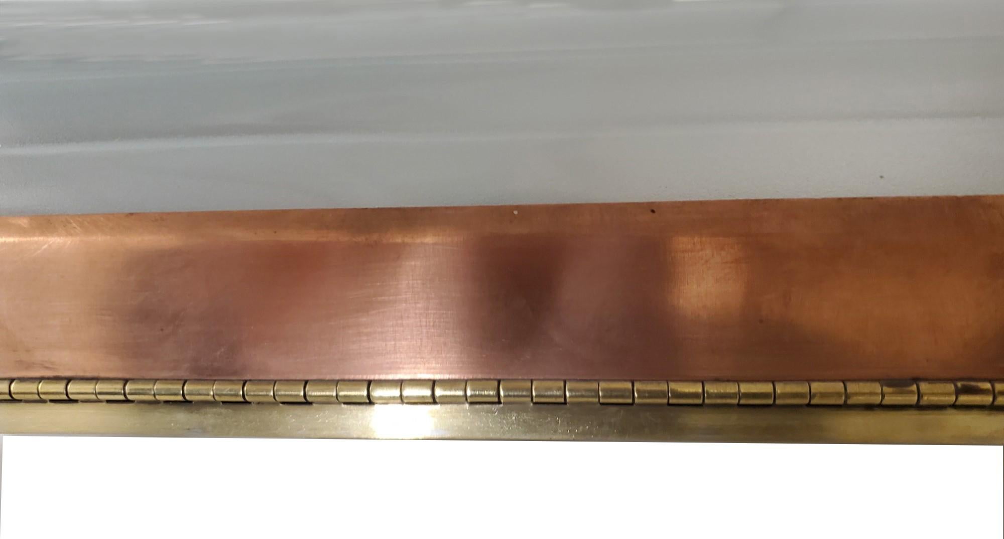 Coppia di grandi applique tubolari originali in vetro con cornici in ottone e rame in vendita 3