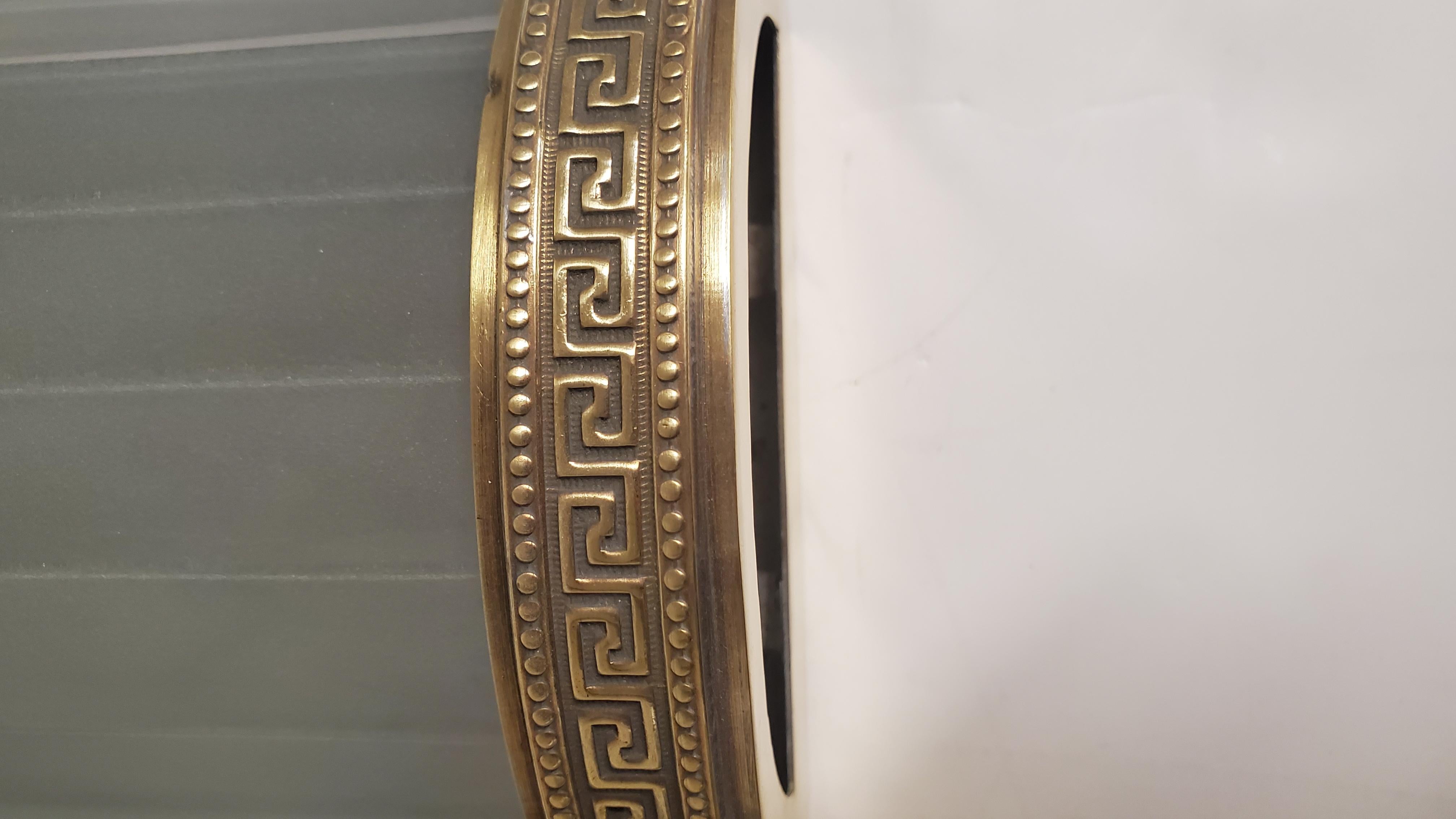 Art Déco Coppia di grandi applique tubolari originali in vetro con cornici in ottone e rame in vendita