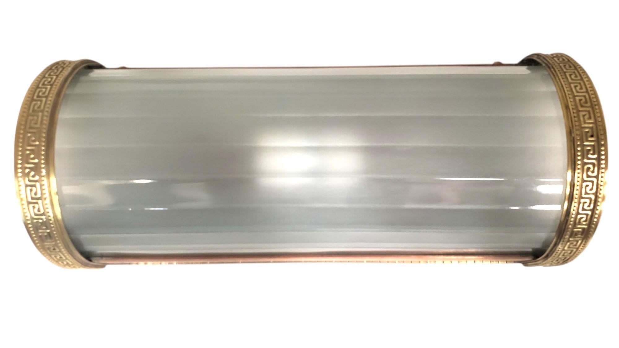 Coppia di grandi applique tubolari originali in vetro con cornici in ottone e rame in vendita 1