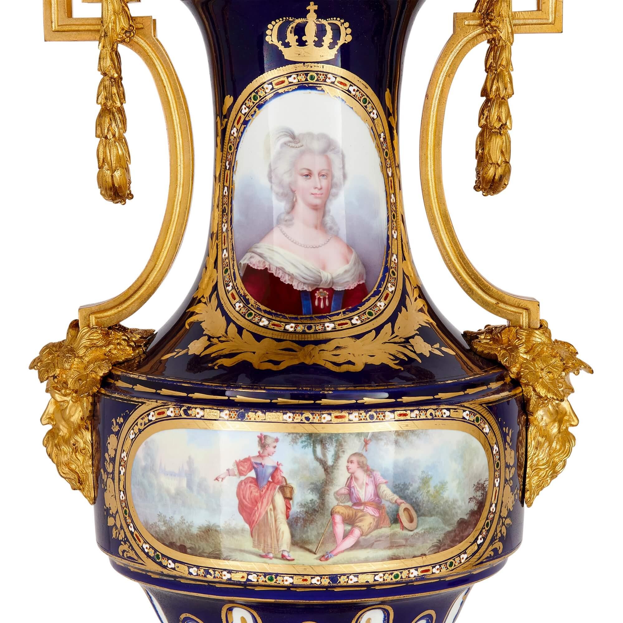 Rococo Paire de grands vases en porcelaine bleu cobalt montés en bronze doré et ornés de bijoux en vente