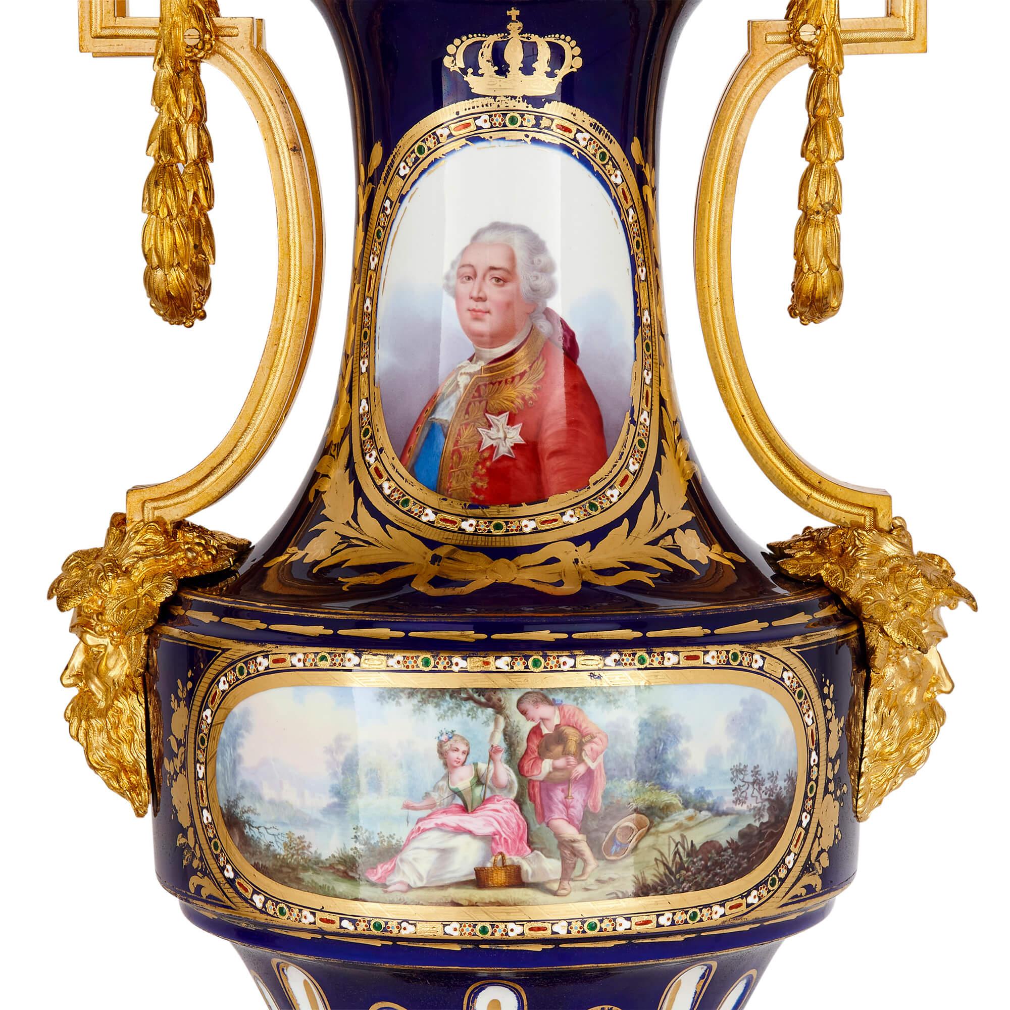 Français Paire de grands vases en porcelaine bleu cobalt montés en bronze doré et ornés de bijoux en vente