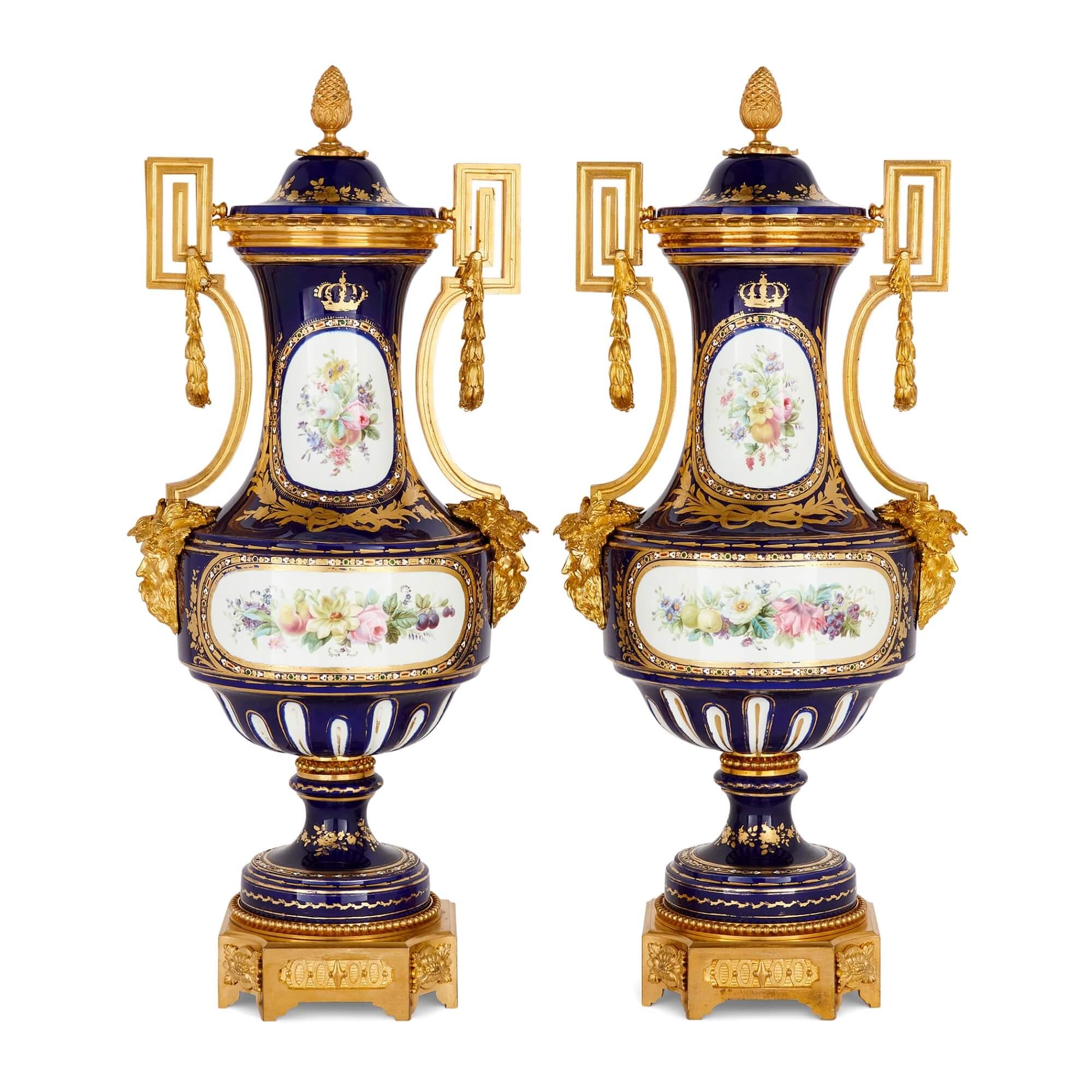 Moulage Paire de grands vases en porcelaine bleu cobalt montés en bronze doré et ornés de bijoux en vente