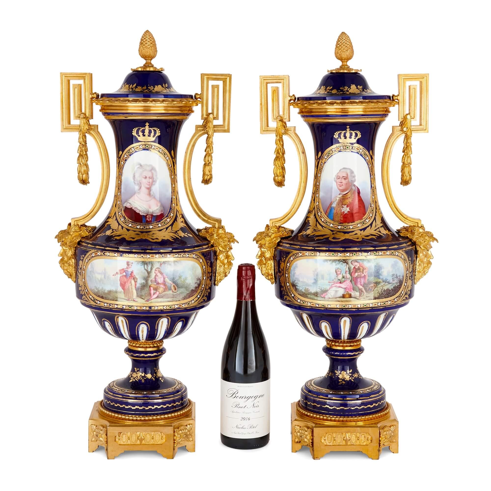Porcelaine Paire de grands vases en porcelaine bleu cobalt montés en bronze doré et ornés de bijoux en vente