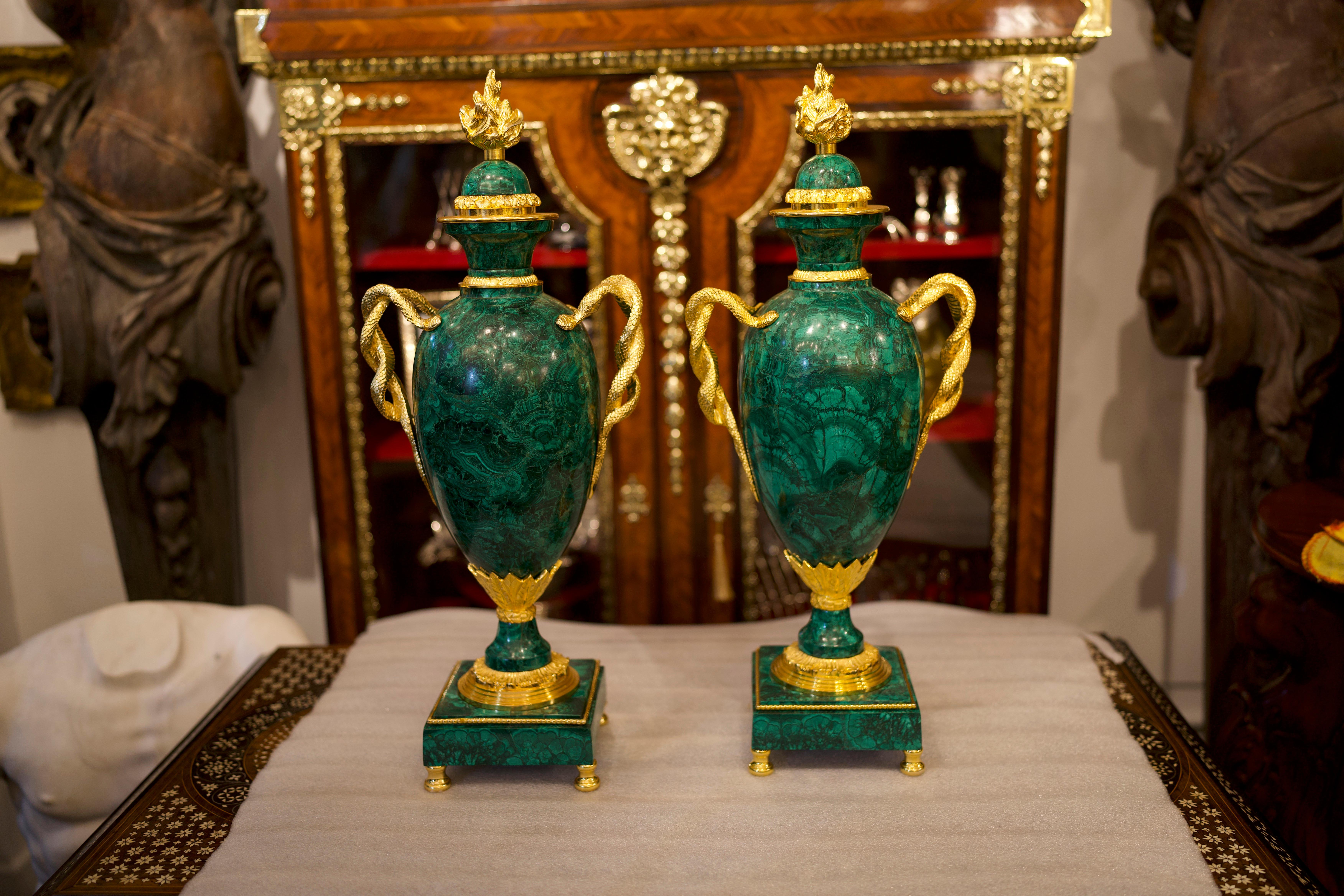 Européen Paire de grands vases de style Empire en malachite montés en bronze doré en vente