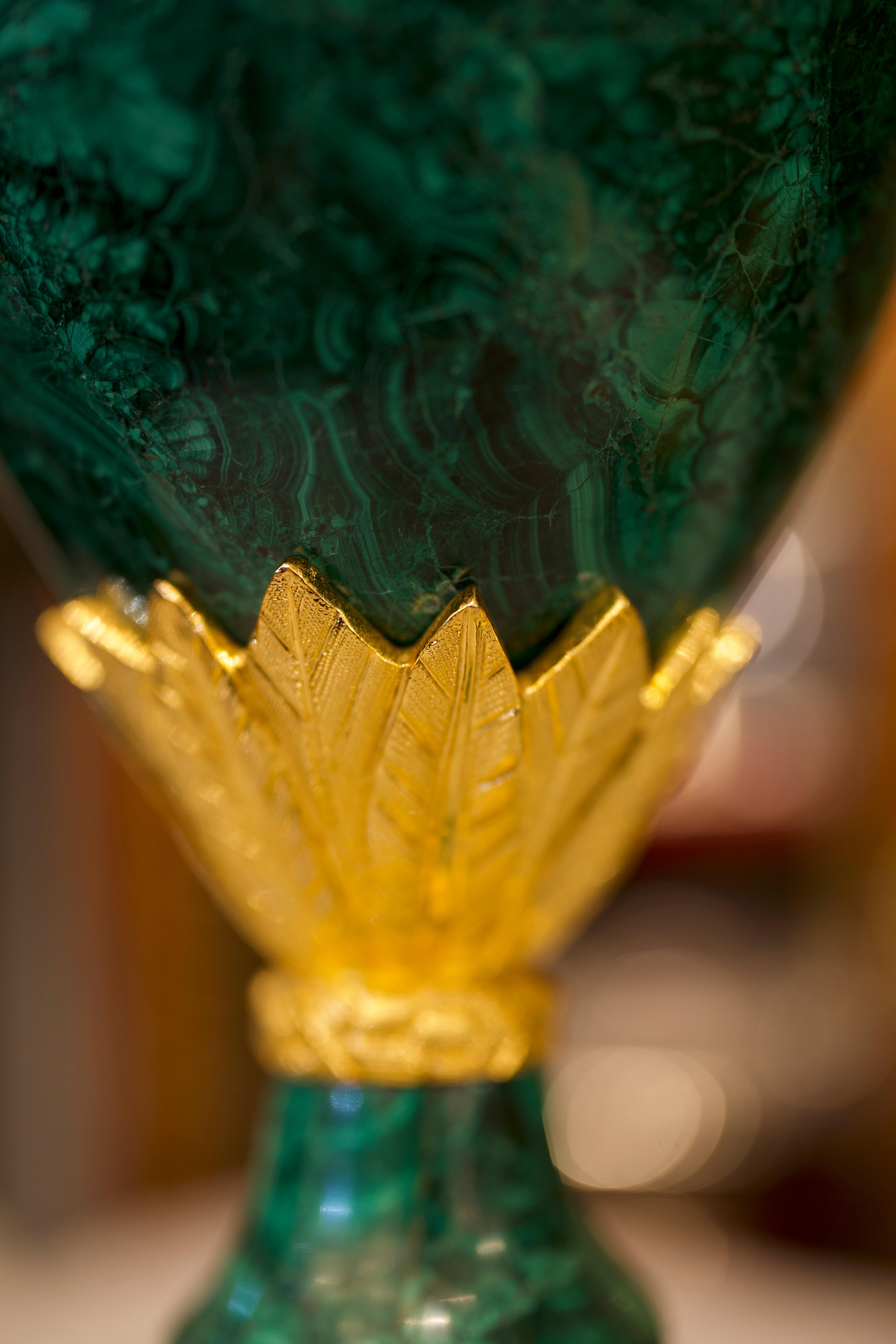 Paire de grands vases de style Empire en malachite montés en bronze doré en vente 1