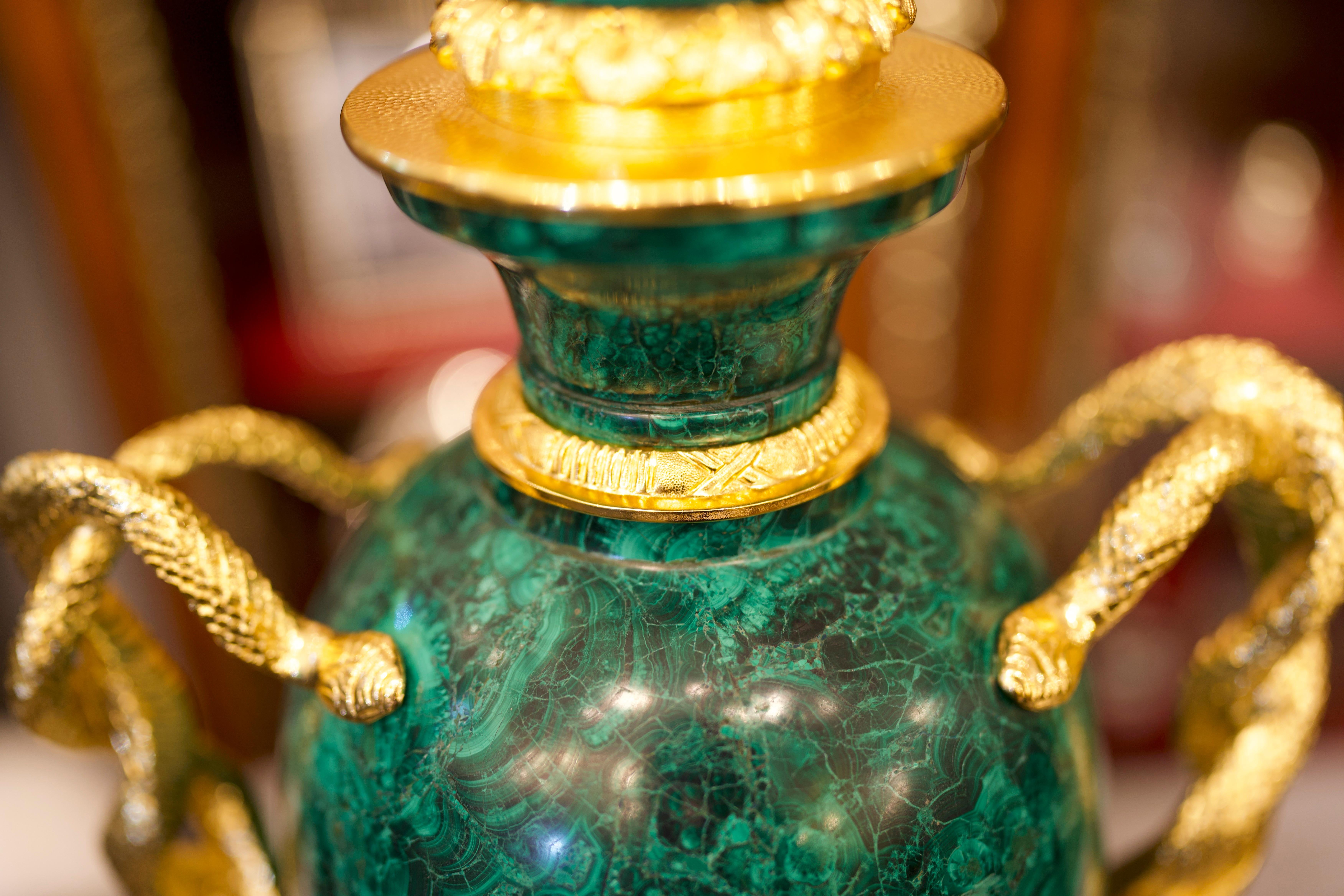 Paire de grands vases de style Empire en malachite montés en bronze doré en vente 2