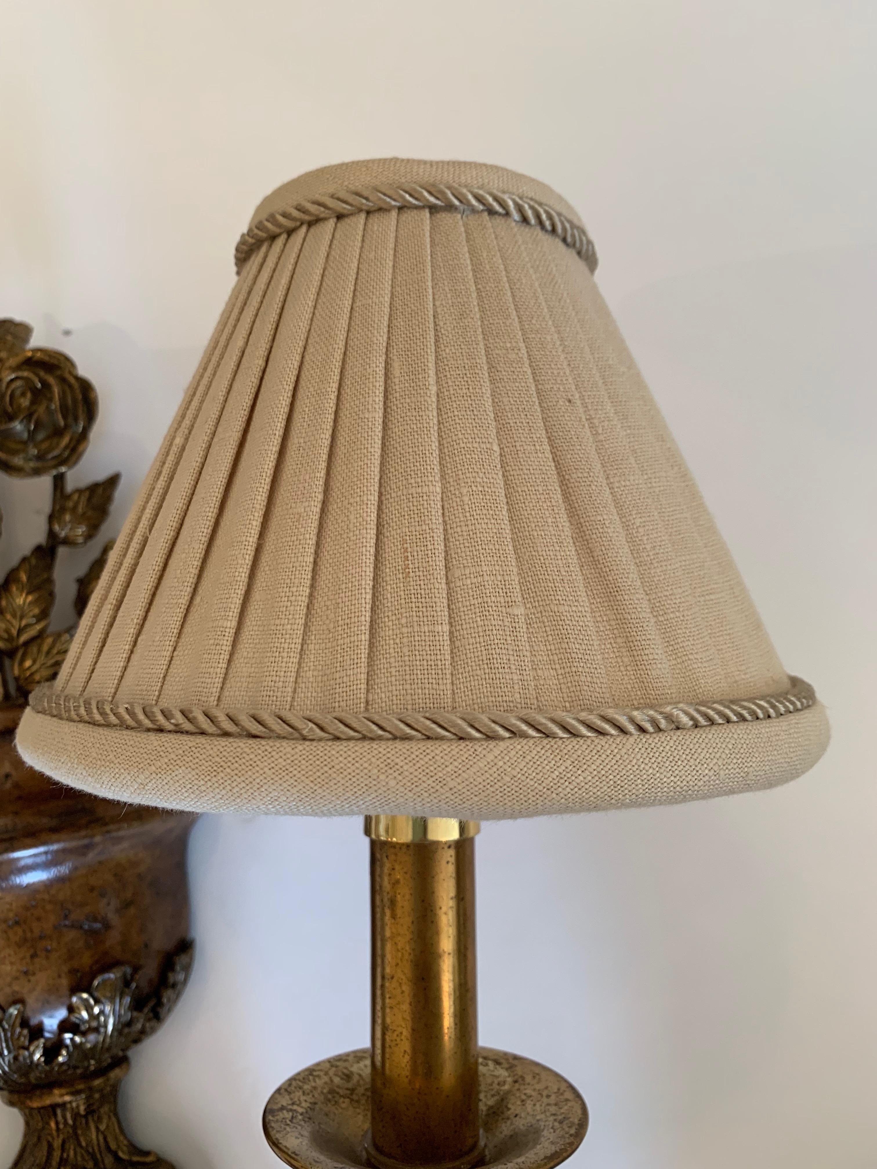 Americano Coppia di grandi appliques in ottone con motivi floreali di Maitland Smith in vendita