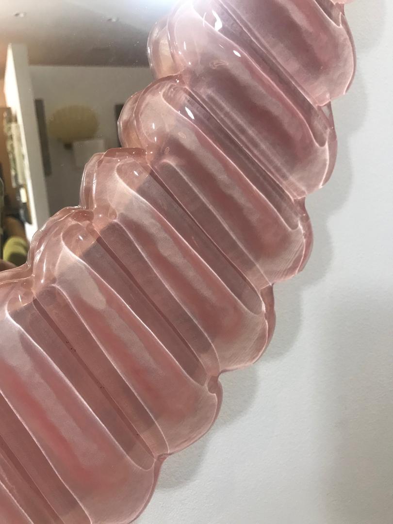 Paire de grands miroirs ovales en verre de Murano rose, en stock
Miroir ovale contemporain avec un cadre en verre de Murano rose festonné et des accents en laiton. Fabriqué à la main par une équipe d'artisans à Venise, en Italie.
Peut être