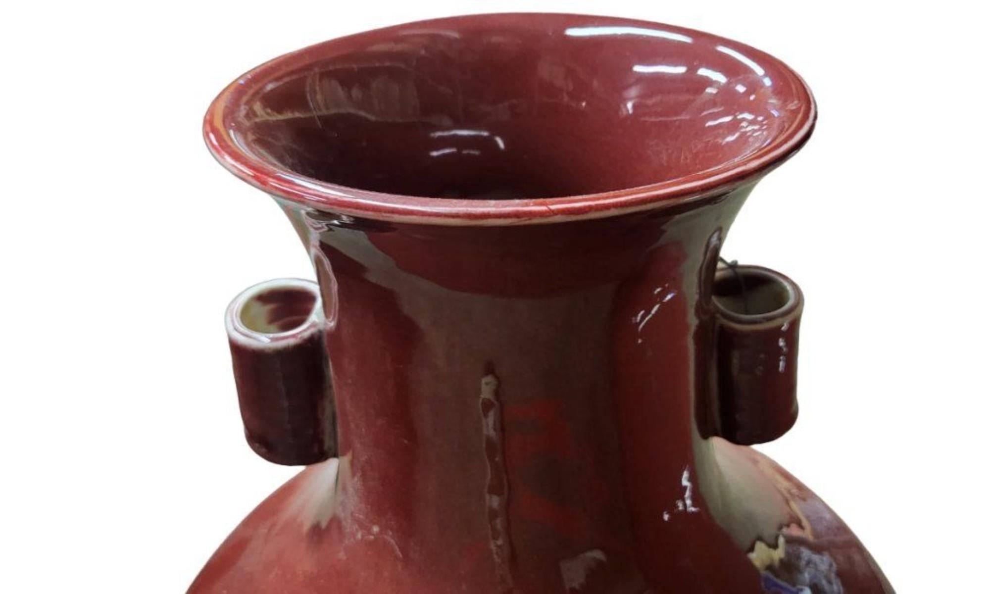 Porcelaine Paire de grands vases en porcelaine chinoise sang de bœuf avec poignées en vente