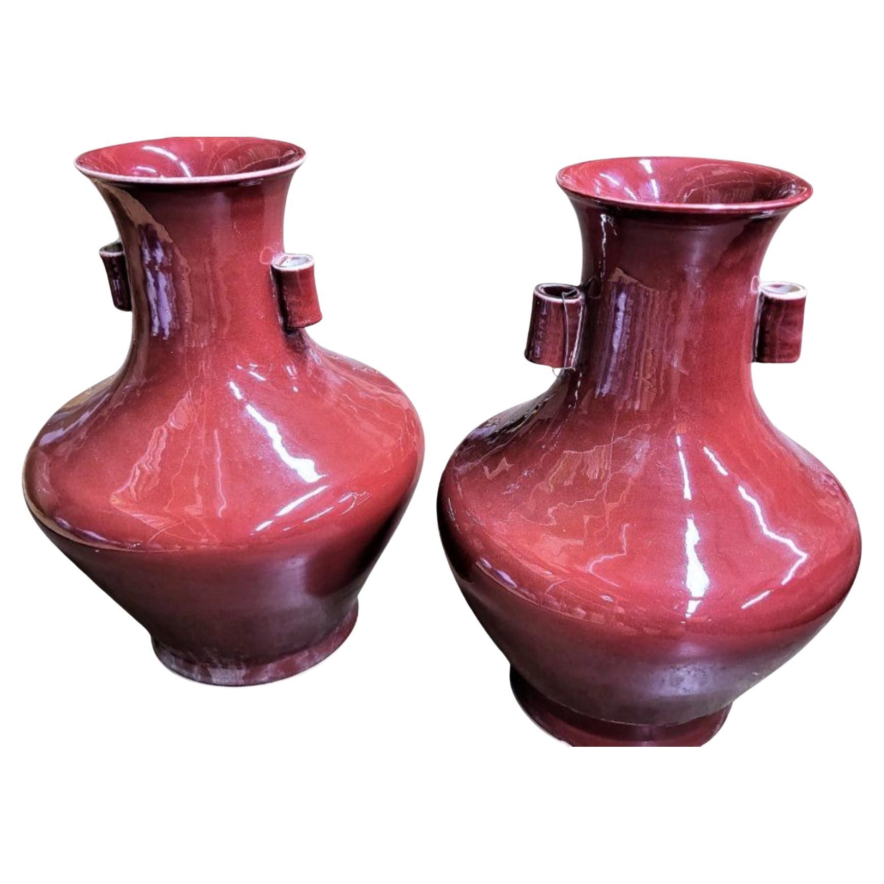 Paire de grands vases en porcelaine chinoise sang de bœuf avec poignées en vente