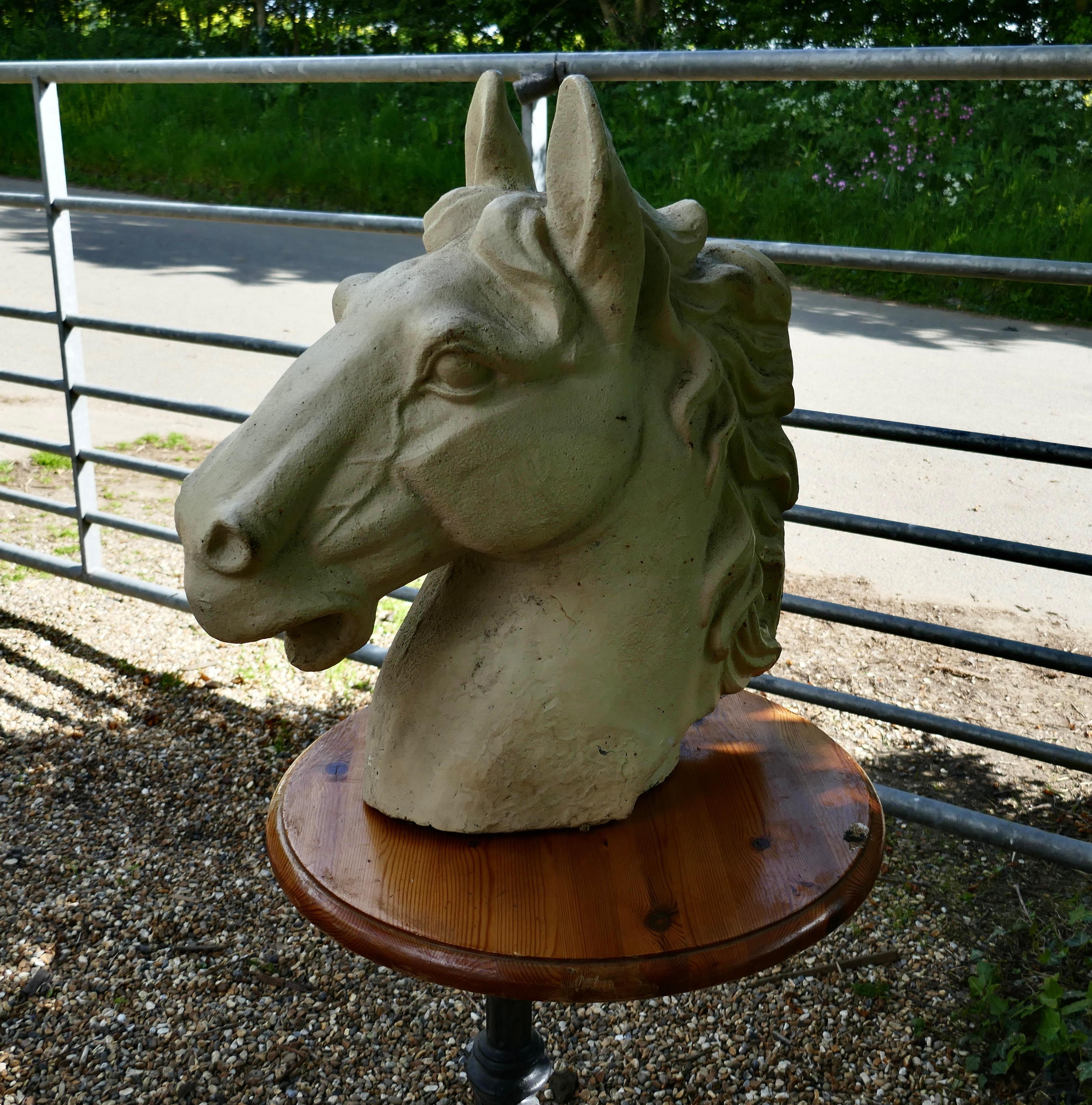 Paire de grandes têtes de cheval en fonte peinte, embouts de poteaux de portail.

Il s'agit d'une superbe paire d'épis de faîtage de poteau de porte. Ils sont tridimensionnels et peuvent être vus de tous les côtés.
Les têtes des chevaux sont dans