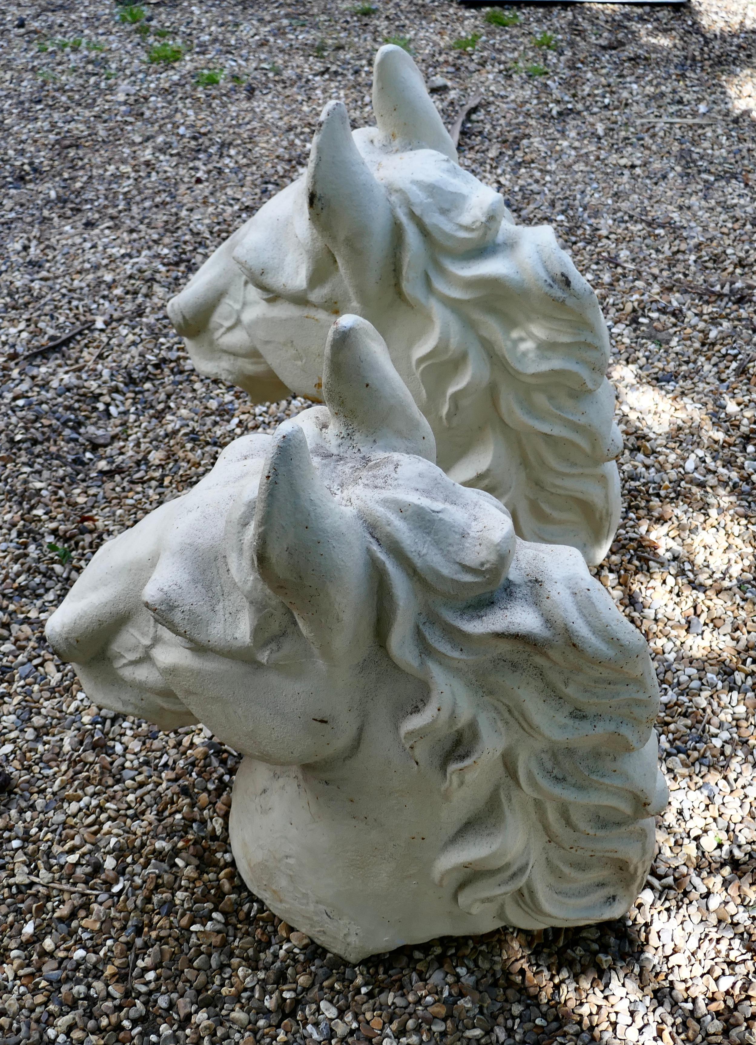 Paire de grandes têtes de chevaux en fonte peintes, fleurons en forme de poteaux de porte Bon état - En vente à Godshill, Isle of Wight