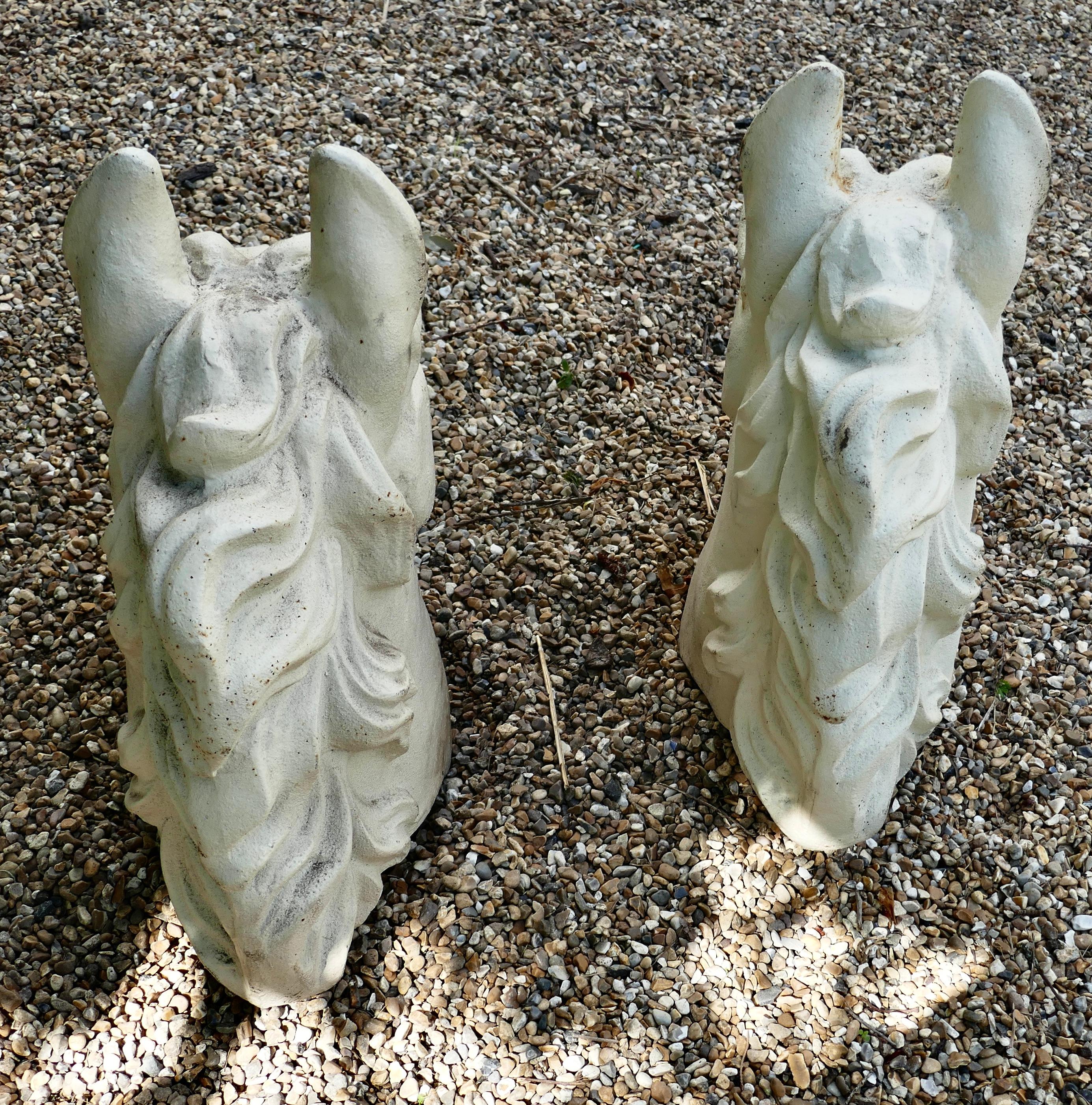 20ième siècle Paire de grandes têtes de chevaux en fonte peintes, fleurons en forme de poteaux de porte en vente