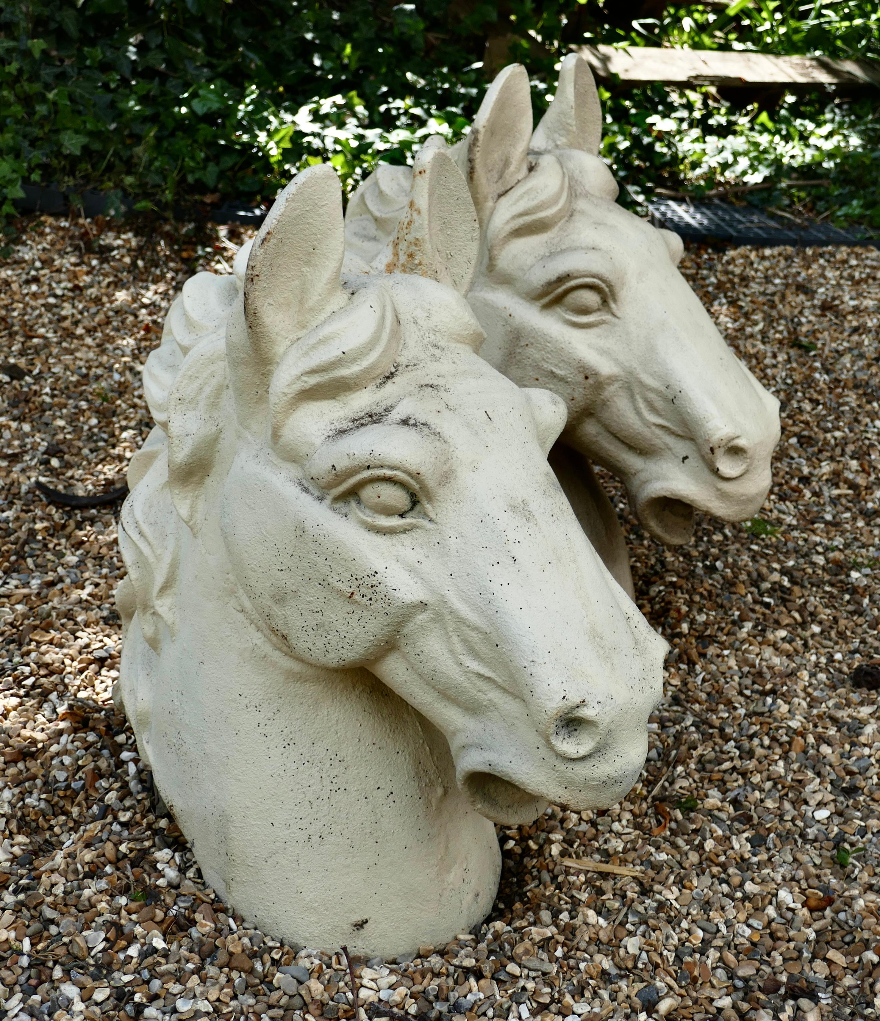 Paire de grandes têtes de chevaux en fonte peintes, fleurons en forme de poteaux de porte en vente 1