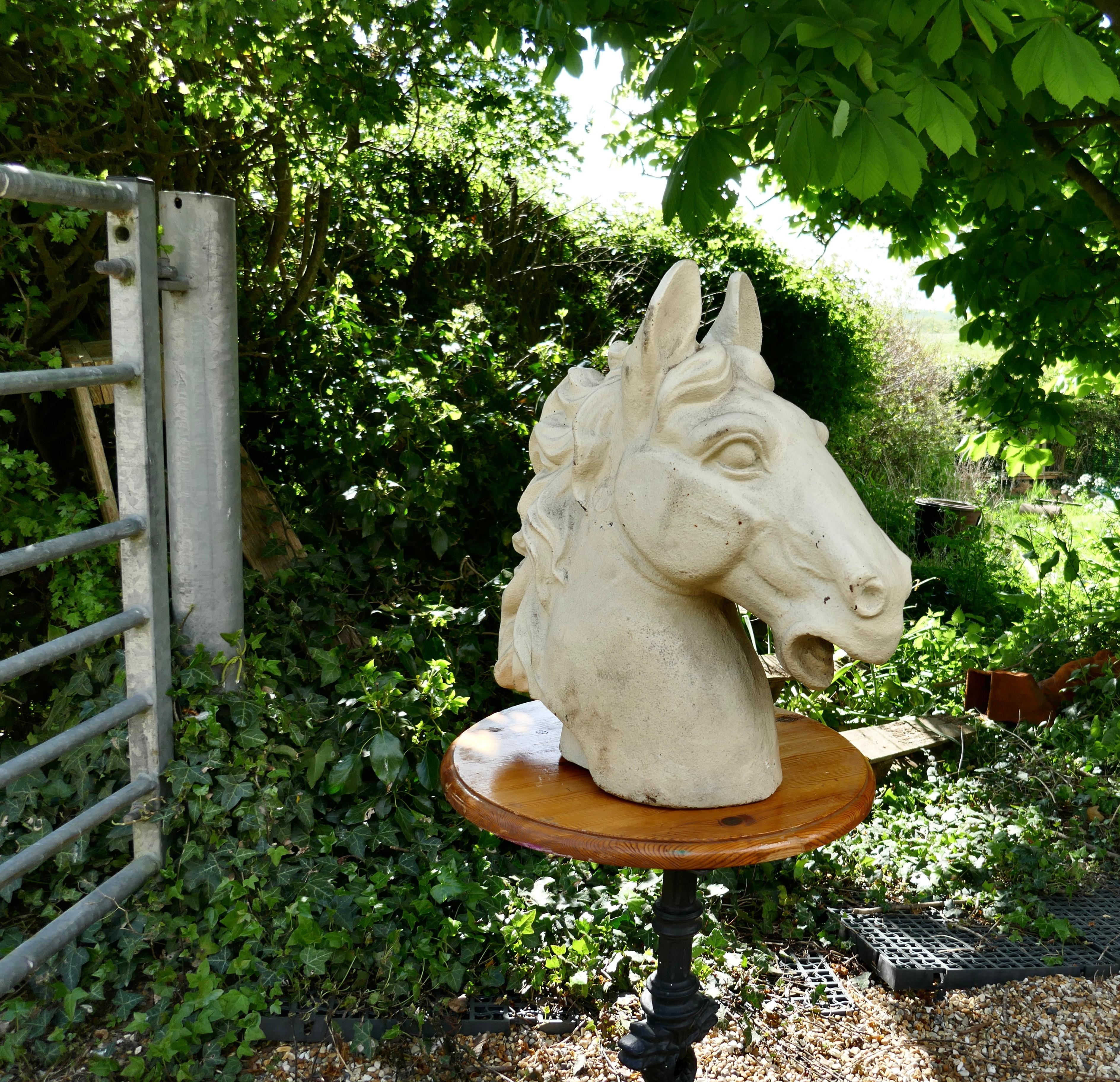 Paire de grandes têtes de chevaux en fonte peintes, fleurons en forme de poteaux de porte en vente 2