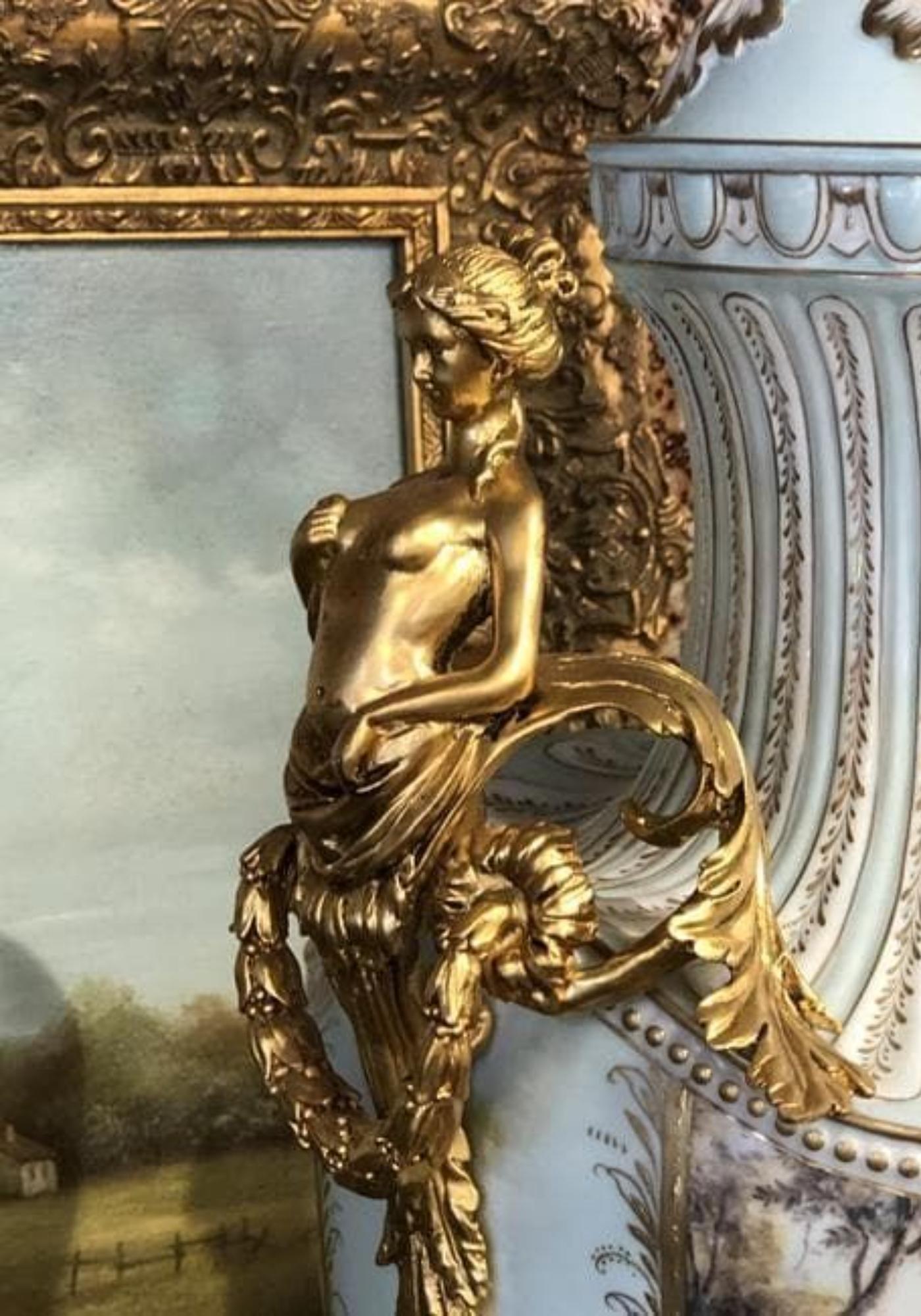 Européen Paire de grandes urnes en porcelaine européenne peintes avec poignées dorées en vente