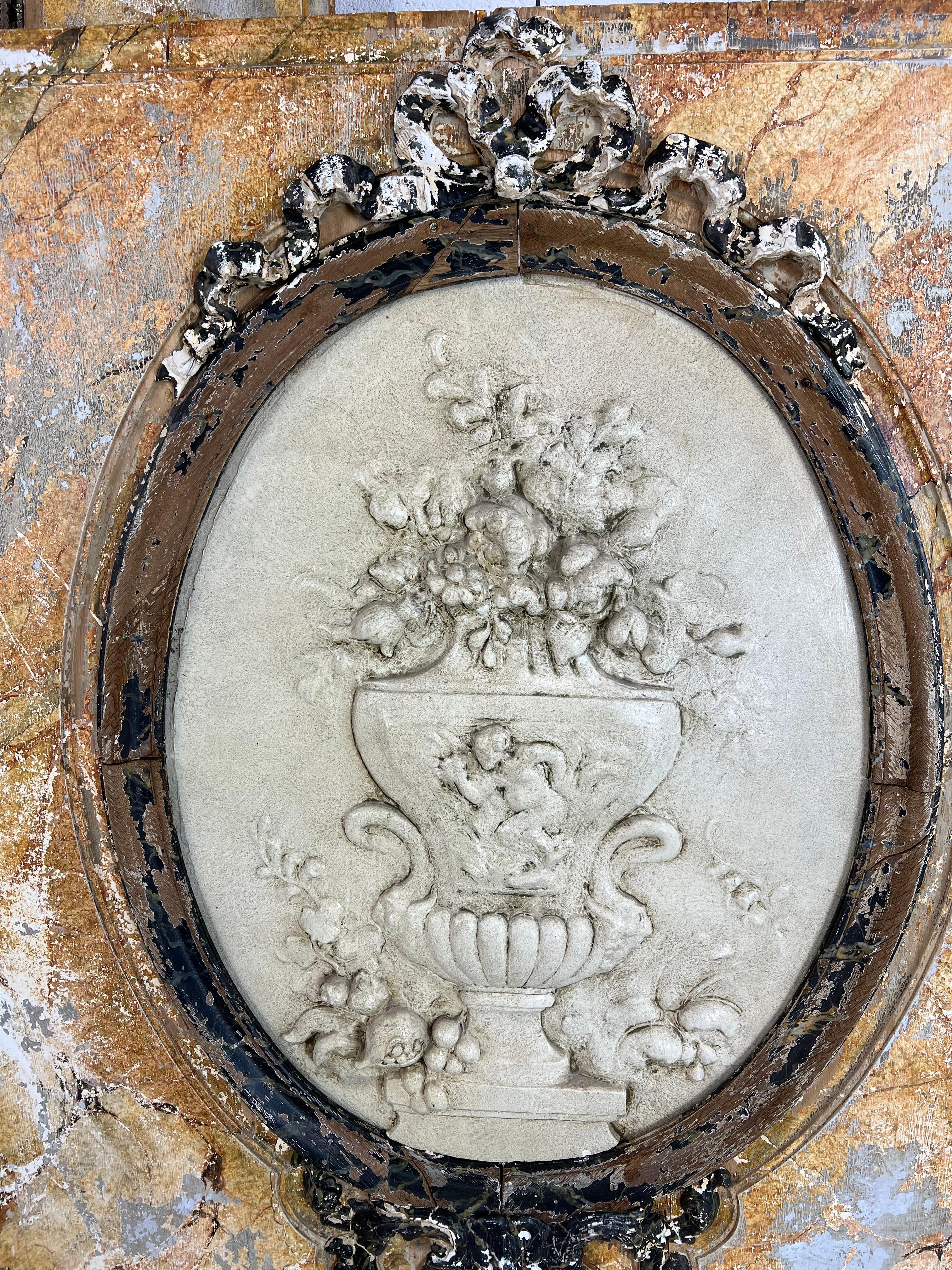 Sculpté à la main Paire de grands panneaux de bois peints en vente